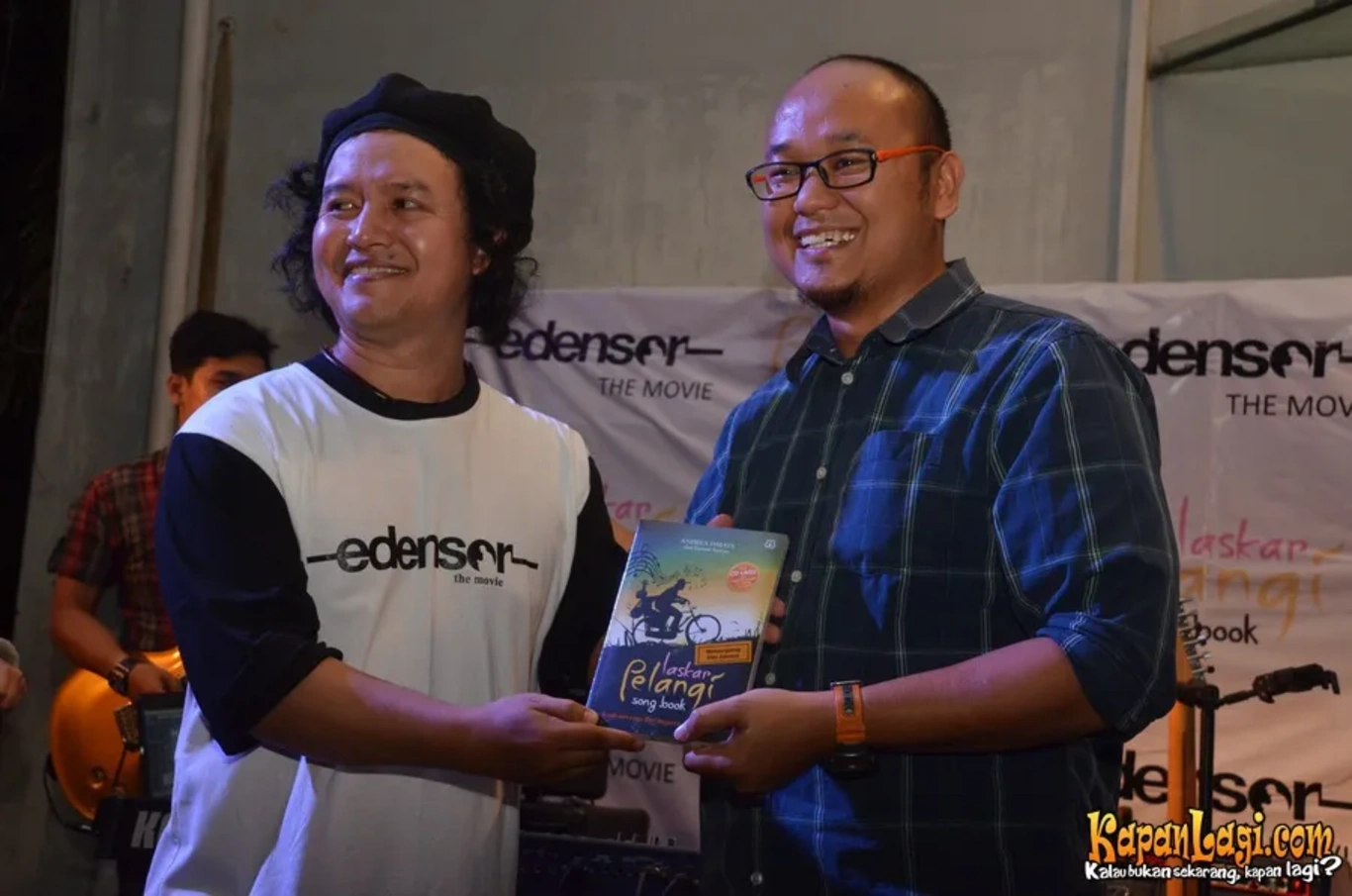 Jika Anda tidak melihat foto Andrea Hirata, kemungkinan karena foto dengan nomor tersebut tidak tersedia di Kapanlagi.com™