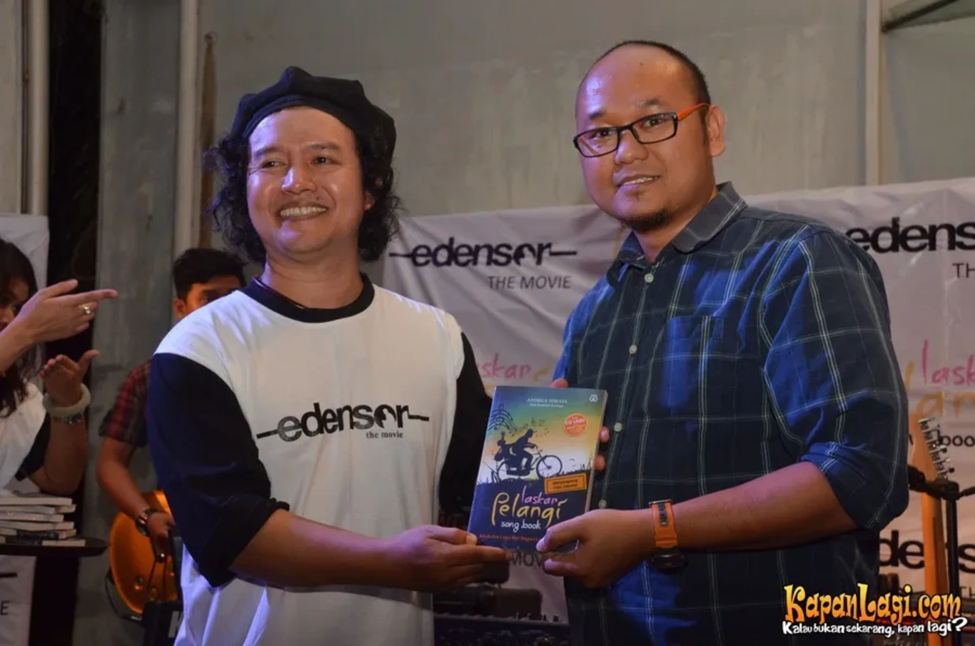 Jika Anda tidak melihat foto Andrea Hirata, kemungkinan karena foto dengan nomor tersebut tidak tersedia di Kapanlagi.com™