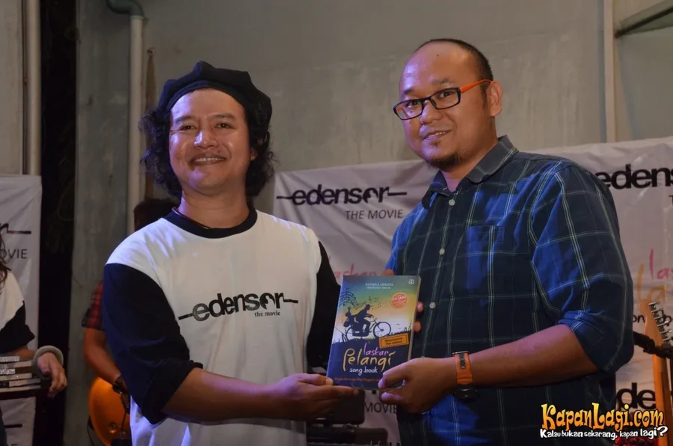 Jika Anda tidak melihat foto Andrea Hirata, kemungkinan karena foto dengan nomor tersebut tidak tersedia di Kapanlagi.com™