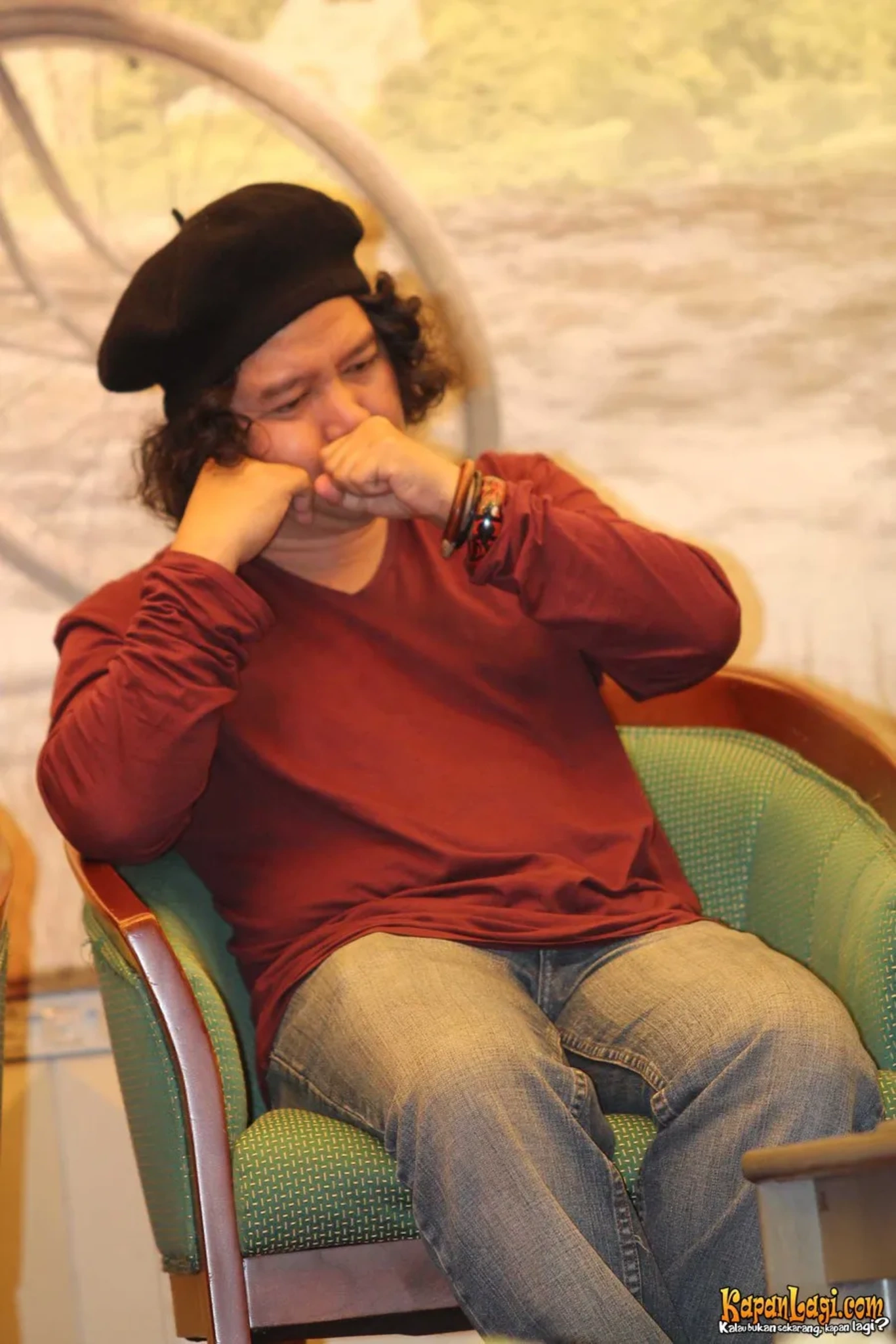 Jika Anda tidak melihat foto Andrea Hirata, kemungkinan karena foto dengan nomor tersebut tidak tersedia di Kapanlagi.com™