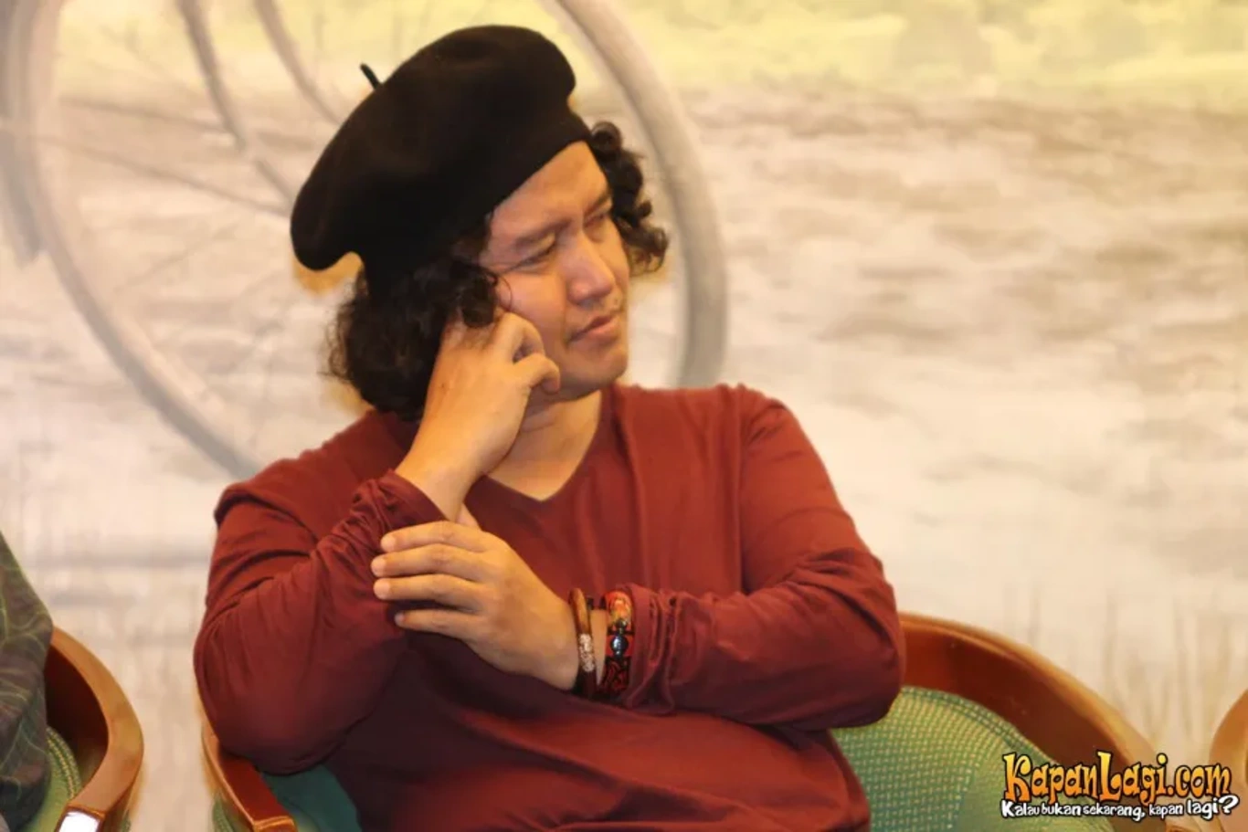 Jika Anda tidak melihat foto Andrea Hirata, kemungkinan karena foto dengan nomor tersebut tidak tersedia di Kapanlagi.com™