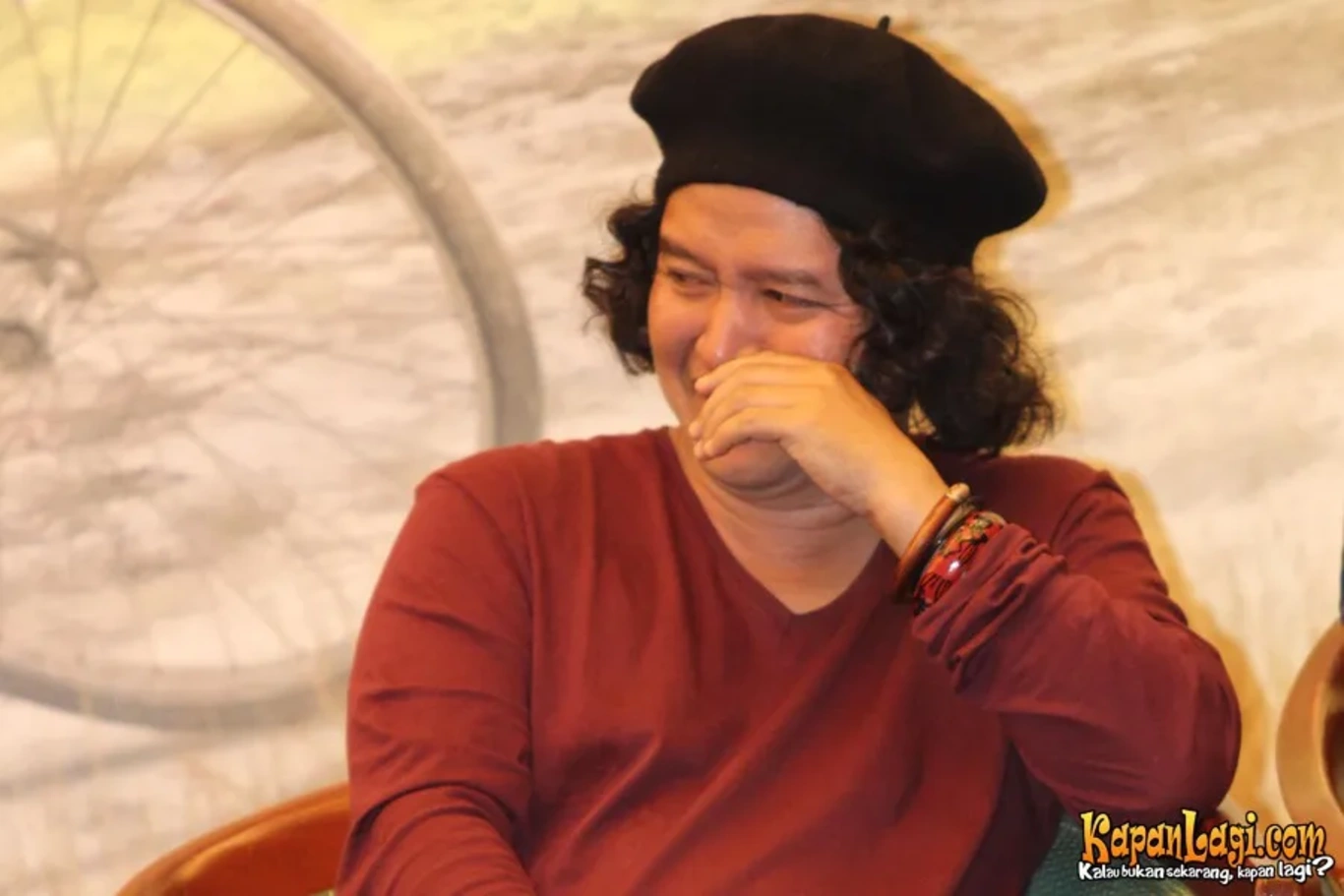 Jika Anda tidak melihat foto Andrea Hirata, kemungkinan karena foto dengan nomor tersebut tidak tersedia di Kapanlagi.com™