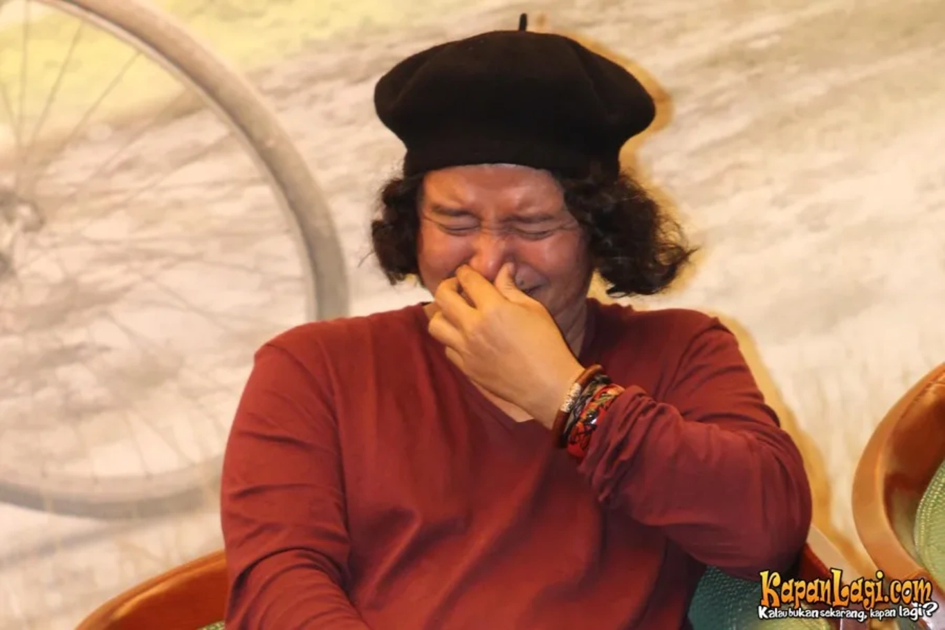 Jika Anda tidak melihat foto Andrea Hirata, kemungkinan karena foto dengan nomor tersebut tidak tersedia di Kapanlagi.com™