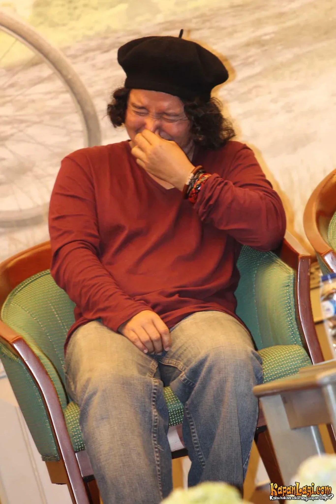 Jika Anda tidak melihat foto Andrea Hirata, kemungkinan karena foto dengan nomor tersebut tidak tersedia di Kapanlagi.com™