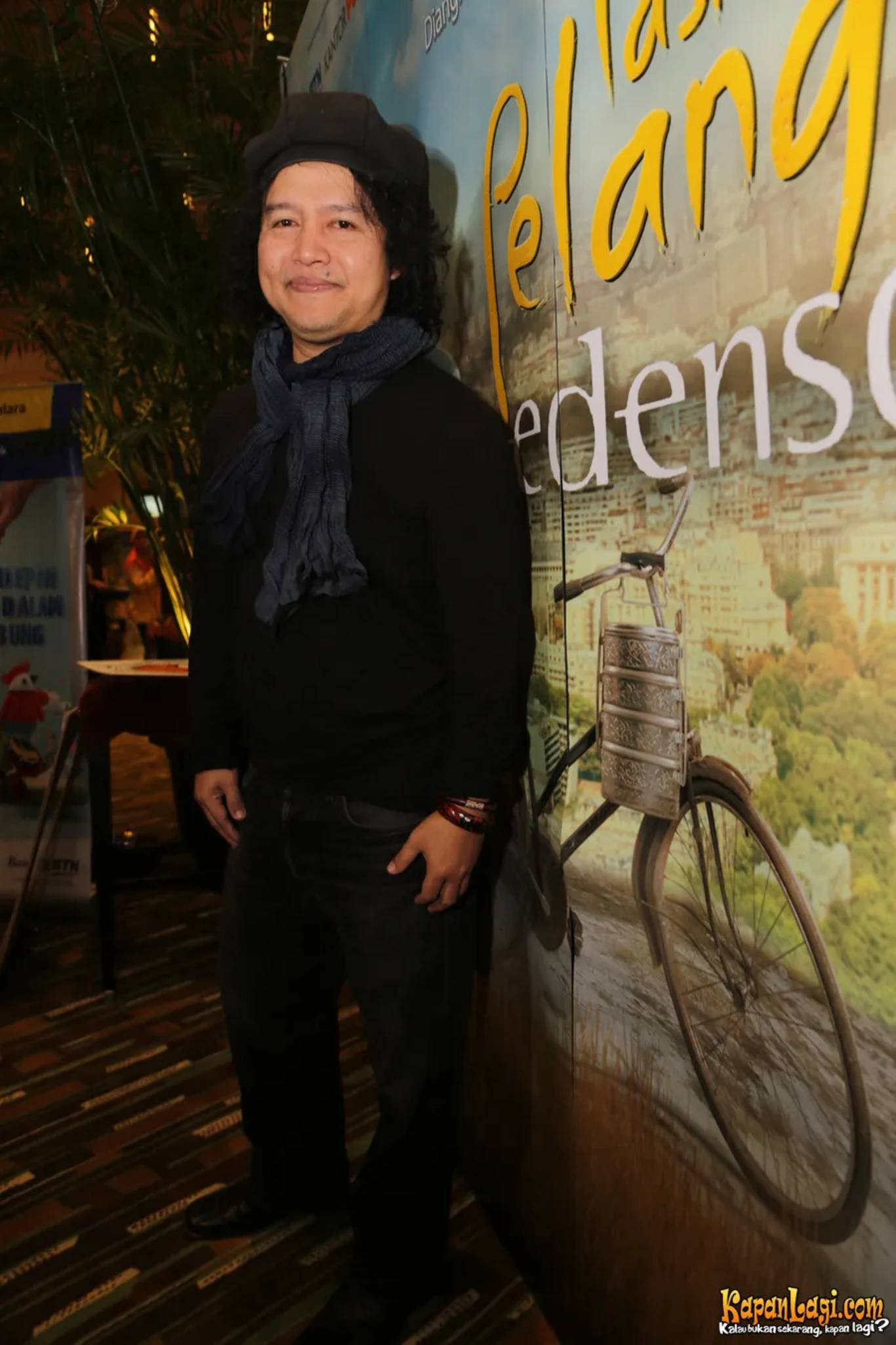 Jika Anda tidak melihat foto Andrea Hirata, kemungkinan karena foto dengan nomor tersebut tidak tersedia di Kapanlagi.com™