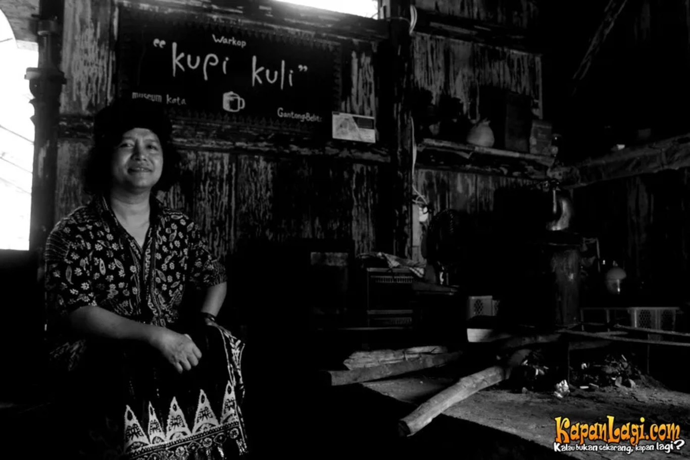 Jika Anda tidak melihat foto Andrea Hirata, kemungkinan karena foto dengan nomor tersebut tidak tersedia di Kapanlagi.com™