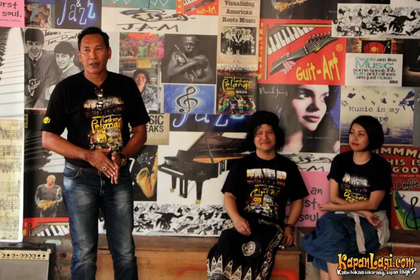 Jika Anda tidak melihat foto Andrea Hirata, kemungkinan karena foto dengan nomor tersebut tidak tersedia di Kapanlagi.com™