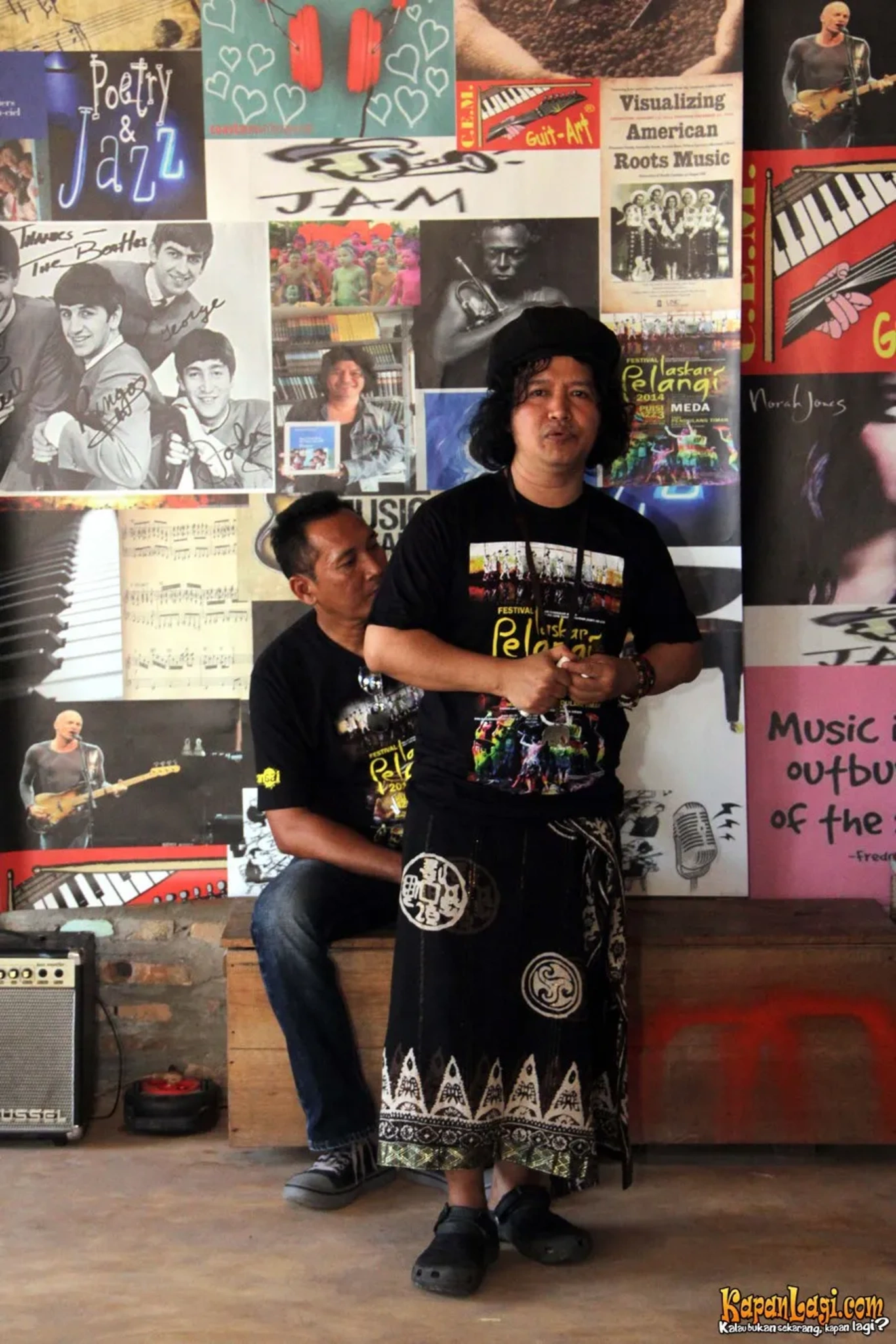 Jika Anda tidak melihat foto Andrea Hirata, kemungkinan karena foto dengan nomor tersebut tidak tersedia di Kapanlagi.com™