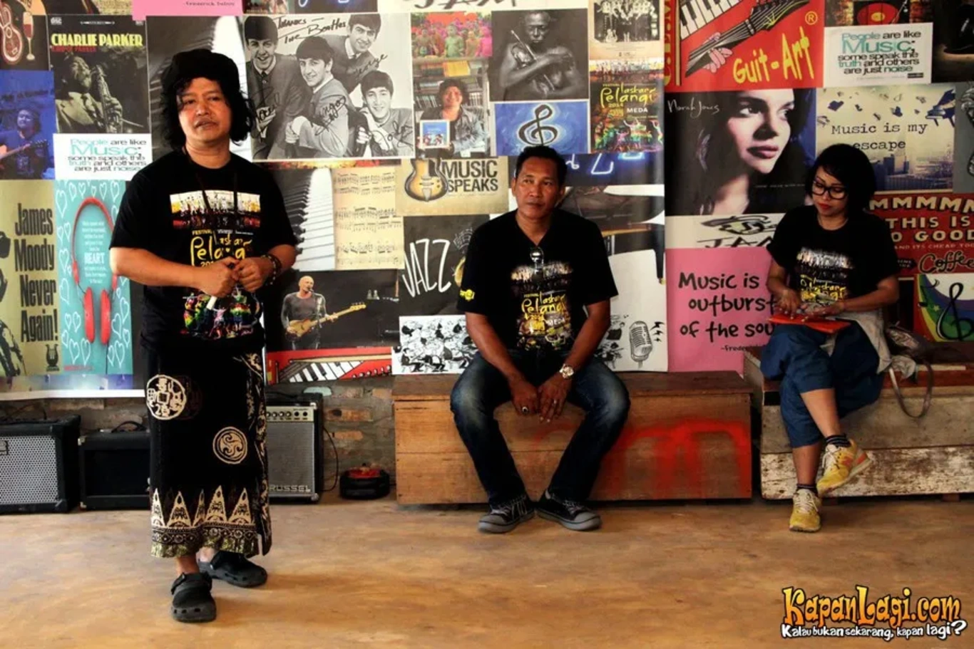 Jika Anda tidak melihat foto Andrea Hirata, kemungkinan karena foto dengan nomor tersebut tidak tersedia di Kapanlagi.com™