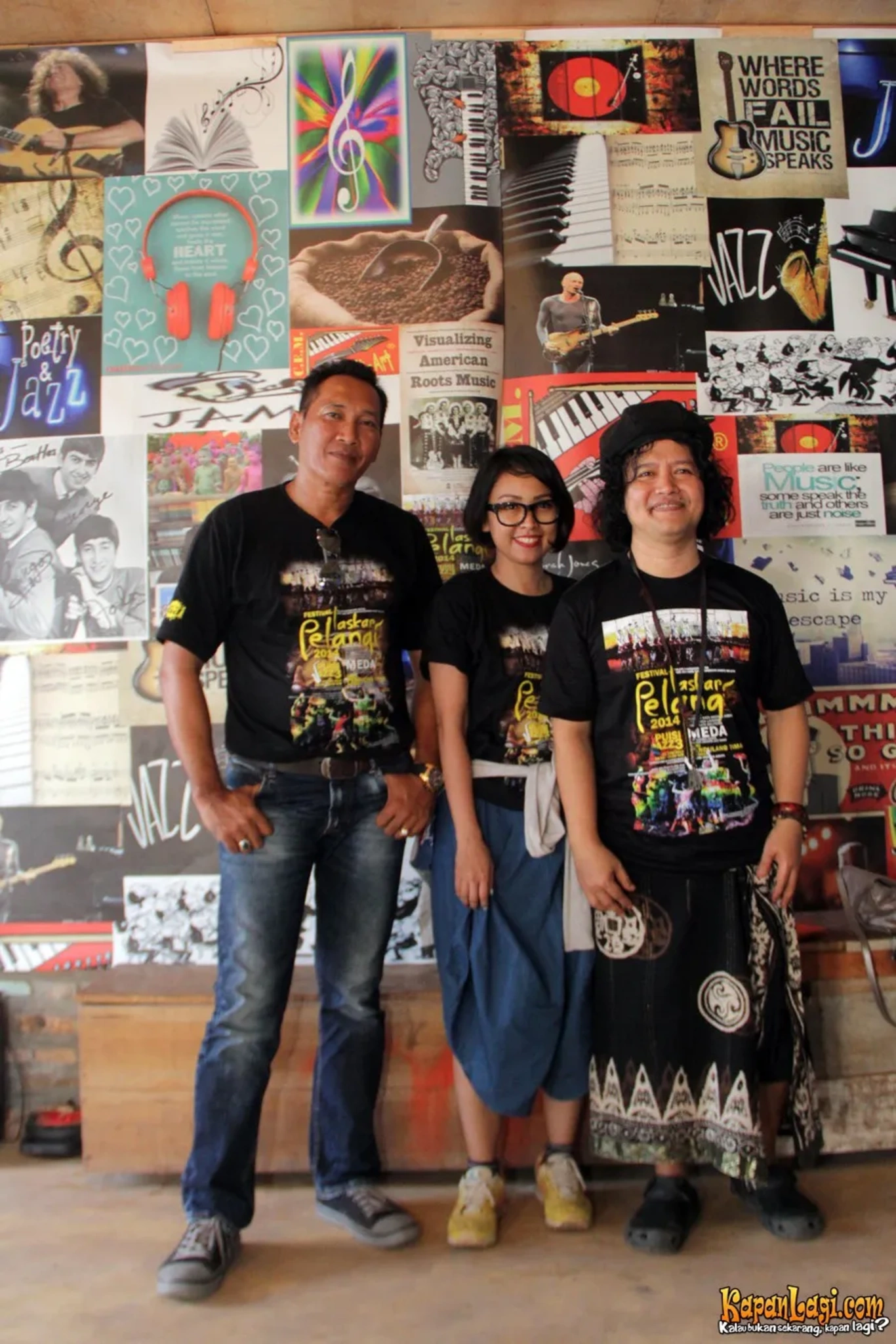 Jika Anda tidak melihat foto Andrea Hirata, kemungkinan karena foto dengan nomor tersebut tidak tersedia di Kapanlagi.com™