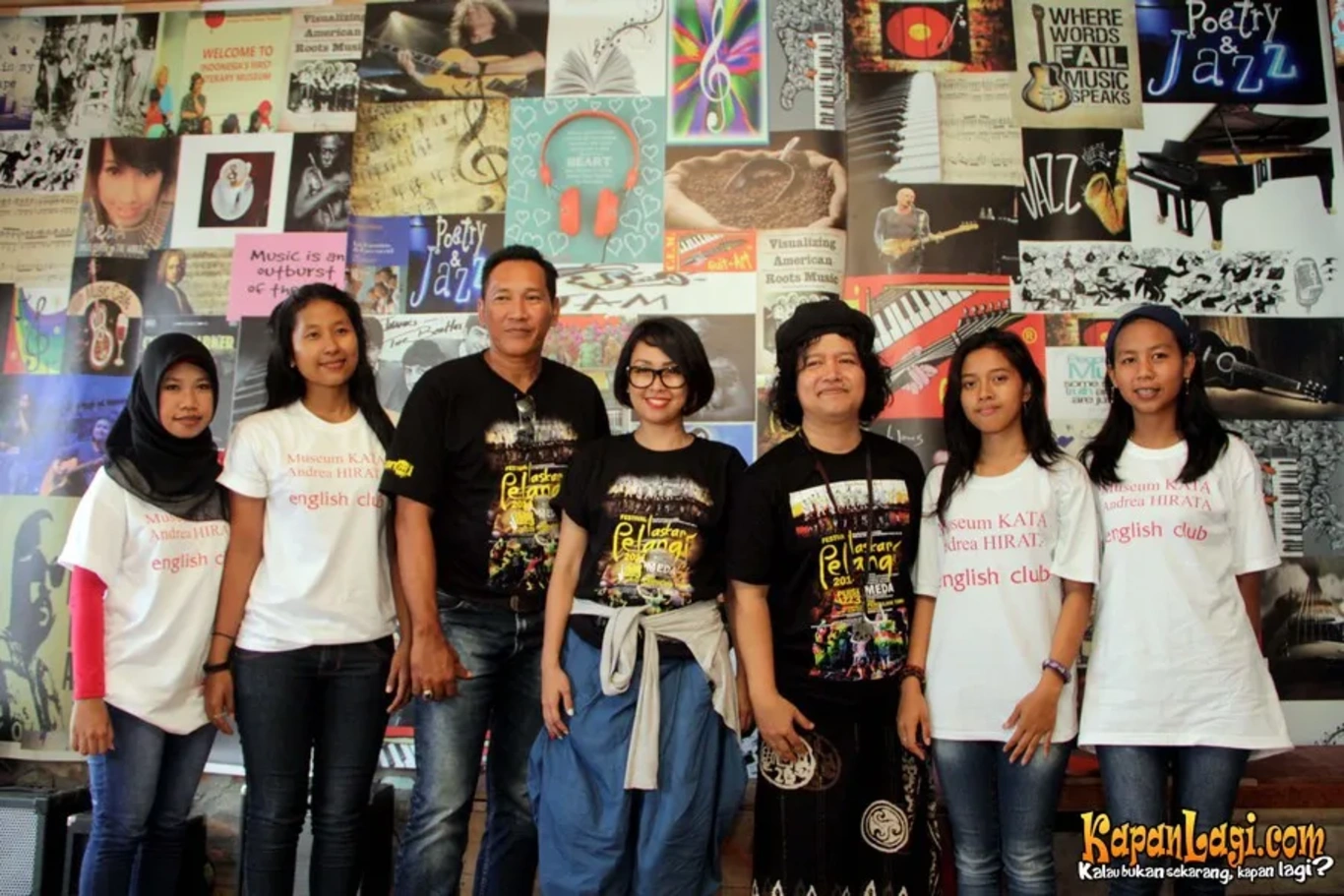 Jika Anda tidak melihat foto Andrea Hirata, kemungkinan karena foto dengan nomor tersebut tidak tersedia di Kapanlagi.com™