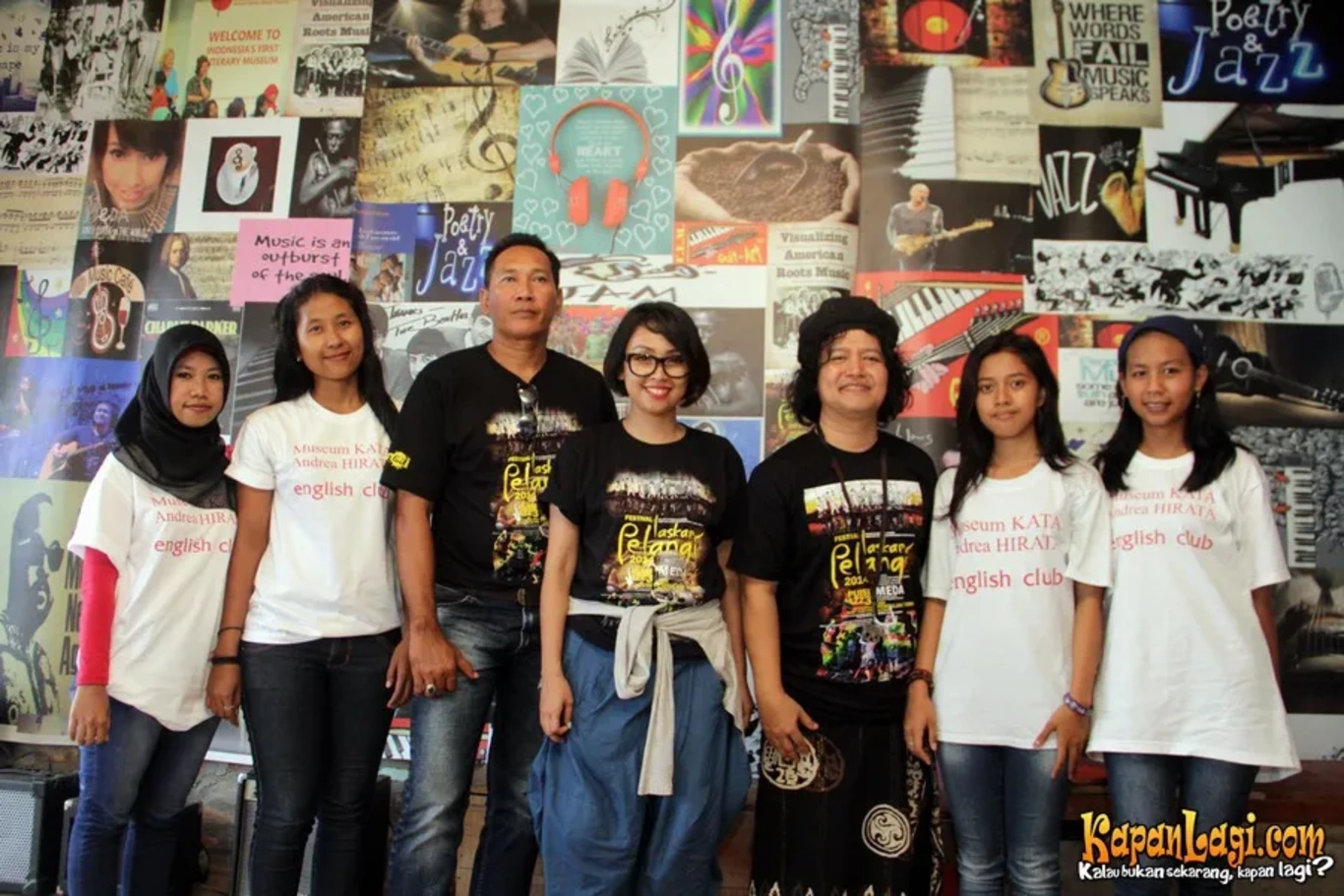 Jika Anda tidak melihat foto Andrea Hirata, kemungkinan karena foto dengan nomor tersebut tidak tersedia di Kapanlagi.com™