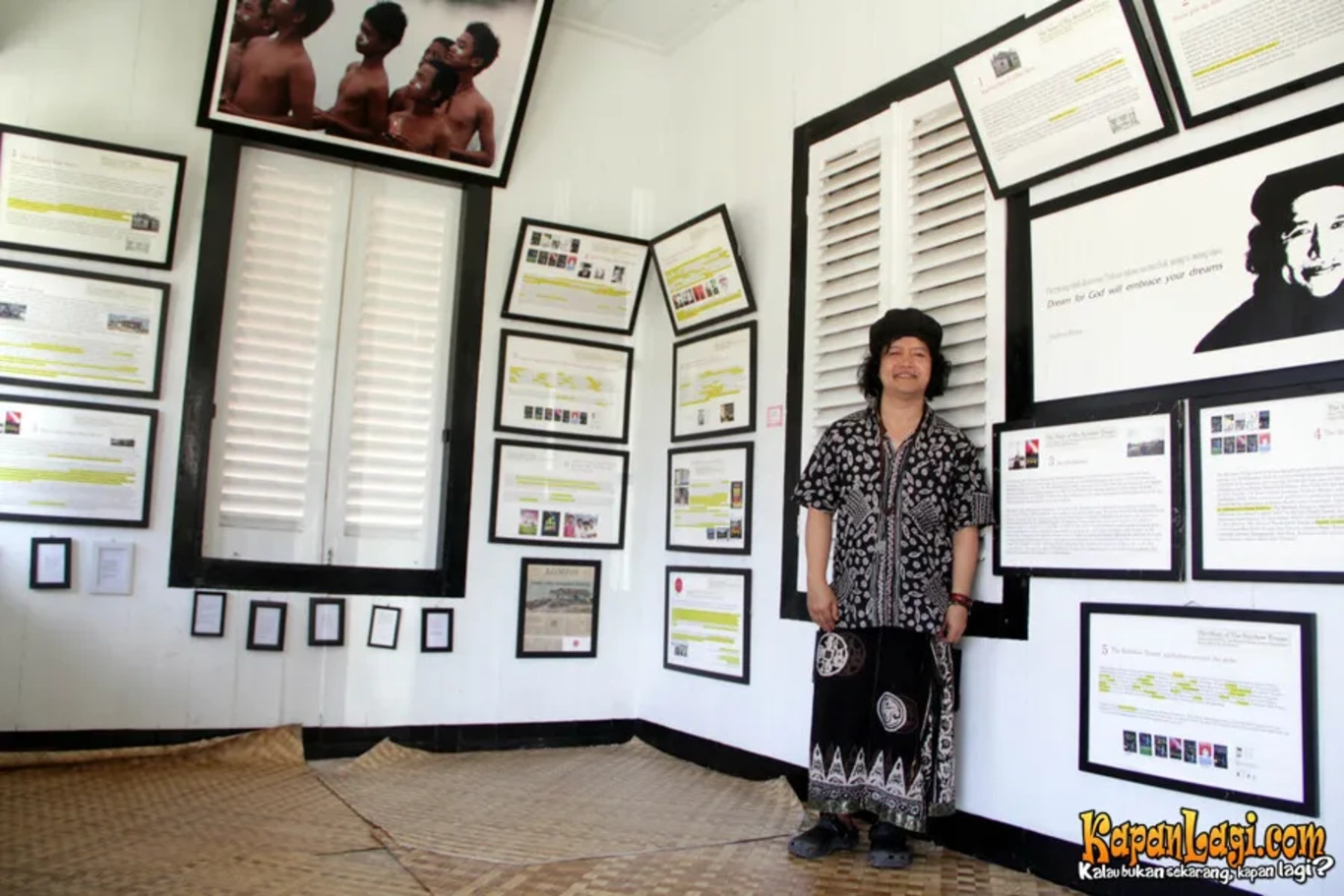 Jika Anda tidak melihat foto Andrea Hirata, kemungkinan karena foto dengan nomor tersebut tidak tersedia di Kapanlagi.com™