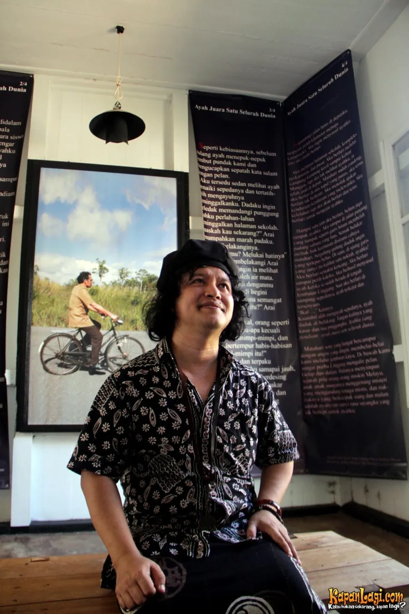 Jika Anda tidak melihat foto Andrea Hirata, kemungkinan karena foto dengan nomor tersebut tidak tersedia di Kapanlagi.com™