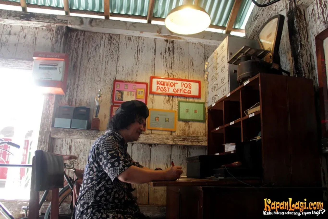 Jika Anda tidak melihat foto Andrea Hirata, kemungkinan karena foto dengan nomor tersebut tidak tersedia di Kapanlagi.com™