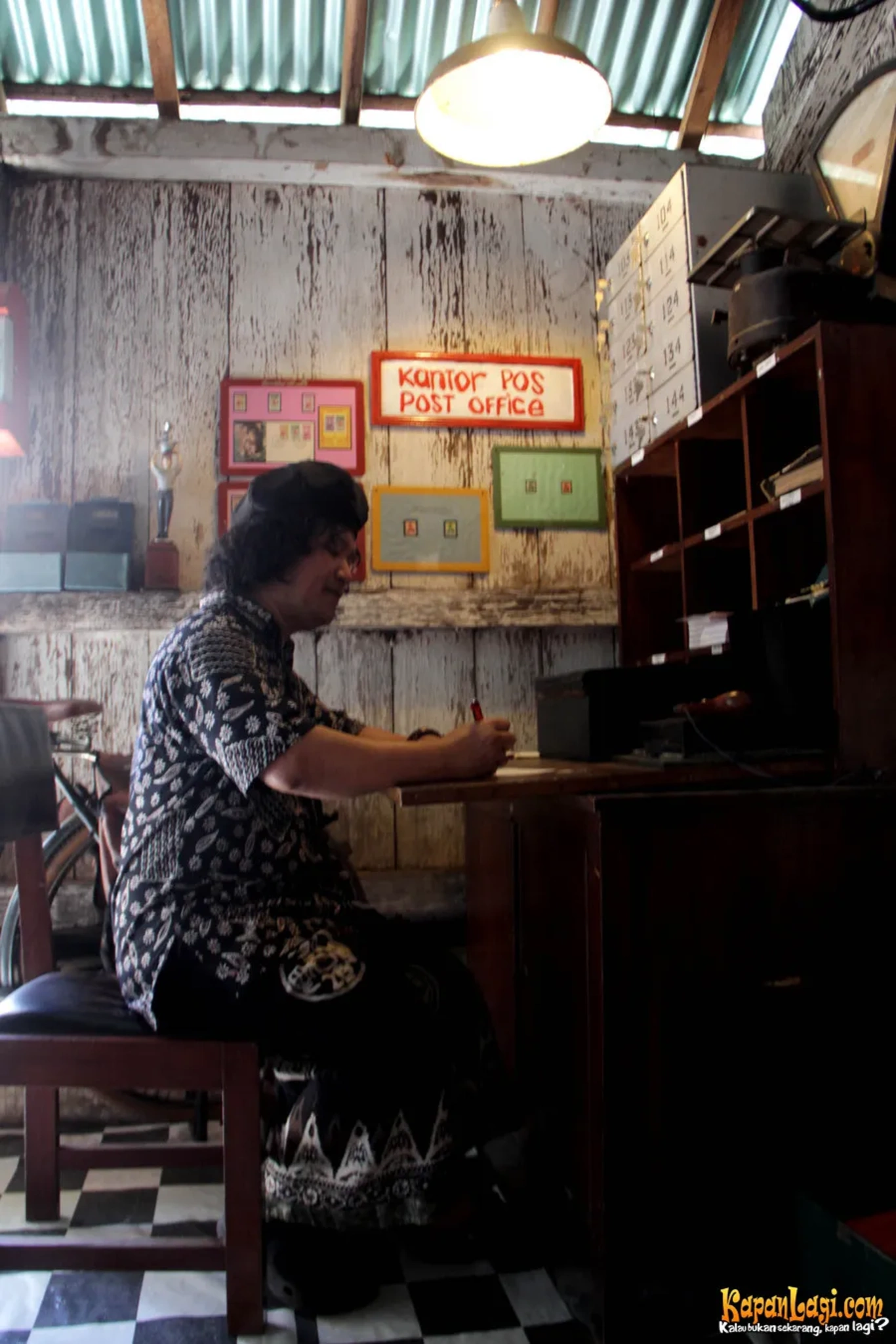 Jika Anda tidak melihat foto Andrea Hirata, kemungkinan karena foto dengan nomor tersebut tidak tersedia di Kapanlagi.com™