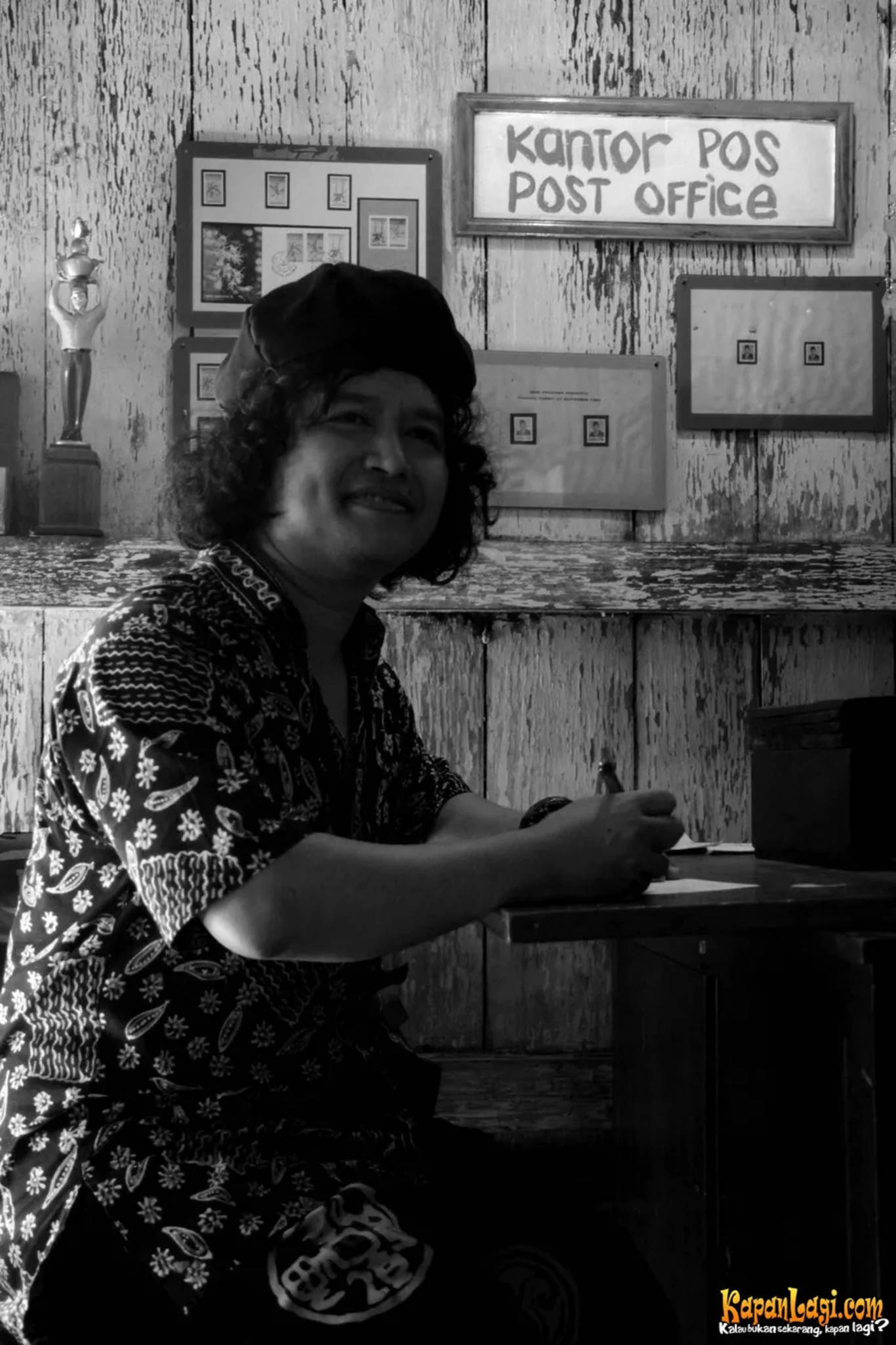 Jika Anda tidak melihat foto Andrea Hirata, kemungkinan karena foto dengan nomor tersebut tidak tersedia di Kapanlagi.com™