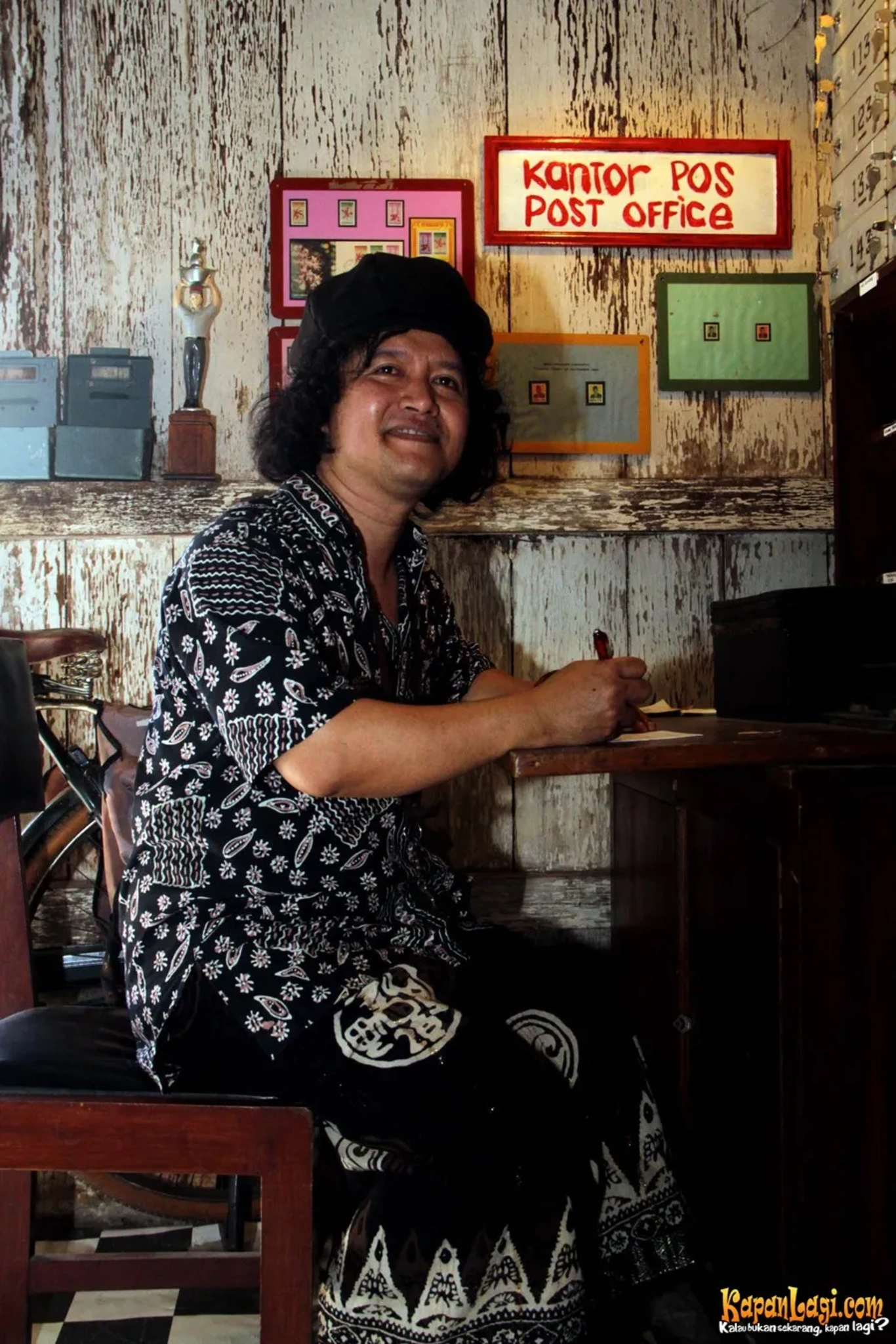 Jika Anda tidak melihat foto Andrea Hirata, kemungkinan karena foto dengan nomor tersebut tidak tersedia di Kapanlagi.com™