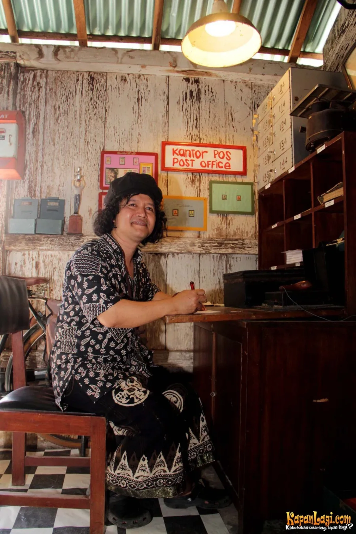 Jika Anda tidak melihat foto Andrea Hirata, kemungkinan karena foto dengan nomor tersebut tidak tersedia di Kapanlagi.com™