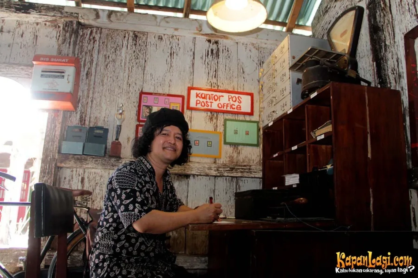 Jika Anda tidak melihat foto Andrea Hirata, kemungkinan karena foto dengan nomor tersebut tidak tersedia di Kapanlagi.com™