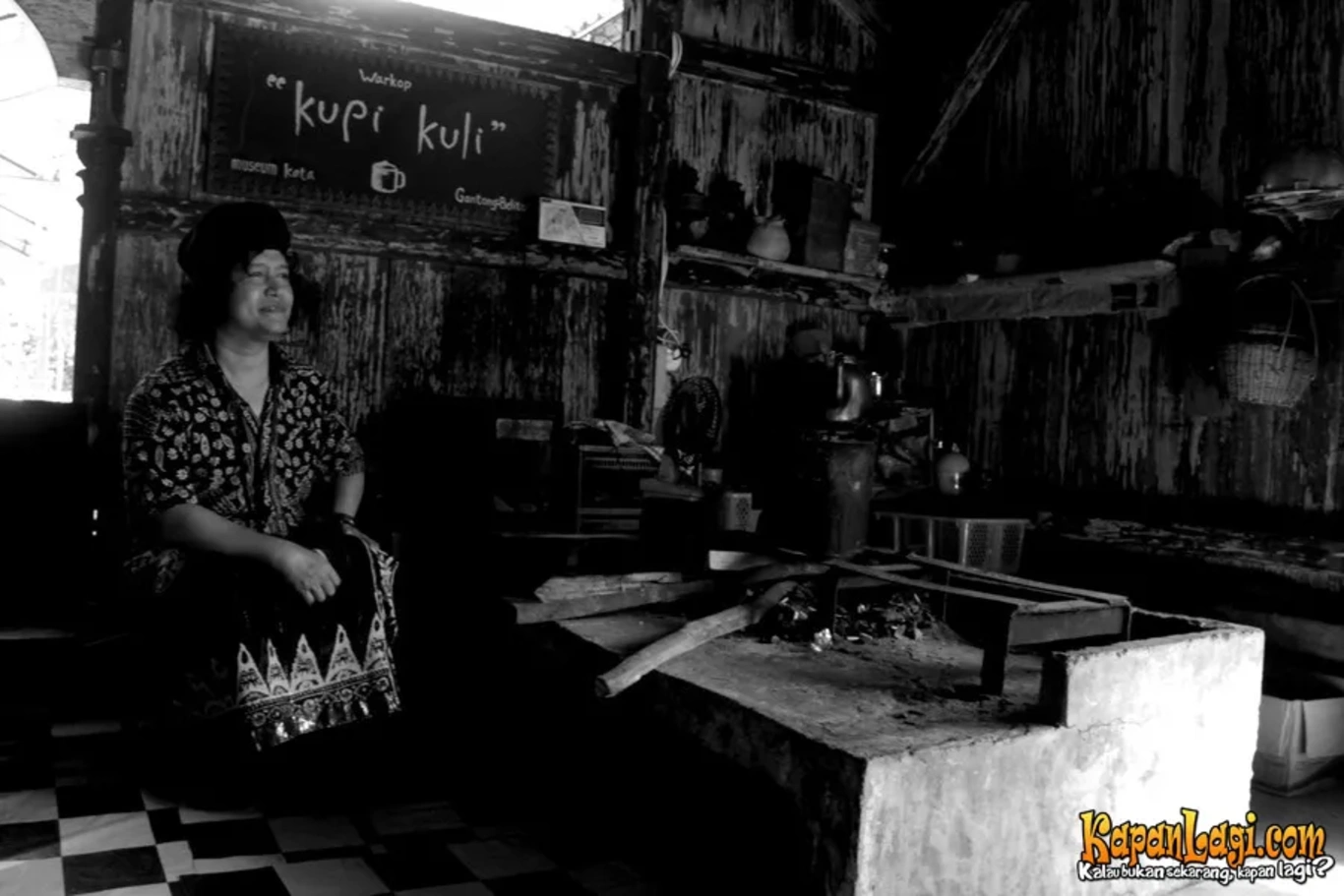 Jika Anda tidak melihat foto Andrea Hirata, kemungkinan karena foto dengan nomor tersebut tidak tersedia di Kapanlagi.com™