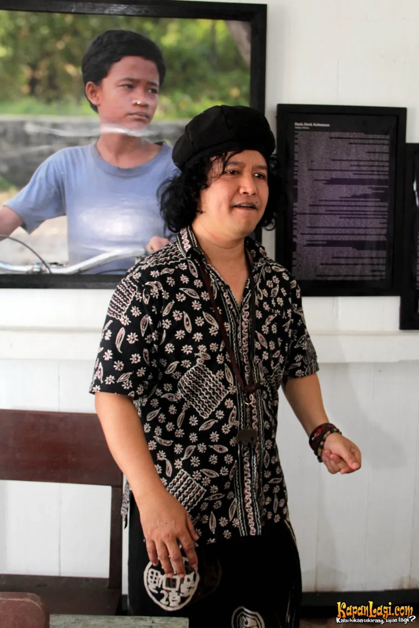 Jika Anda tidak melihat foto Andrea Hirata, kemungkinan karena foto dengan nomor tersebut tidak tersedia di Kapanlagi.com™