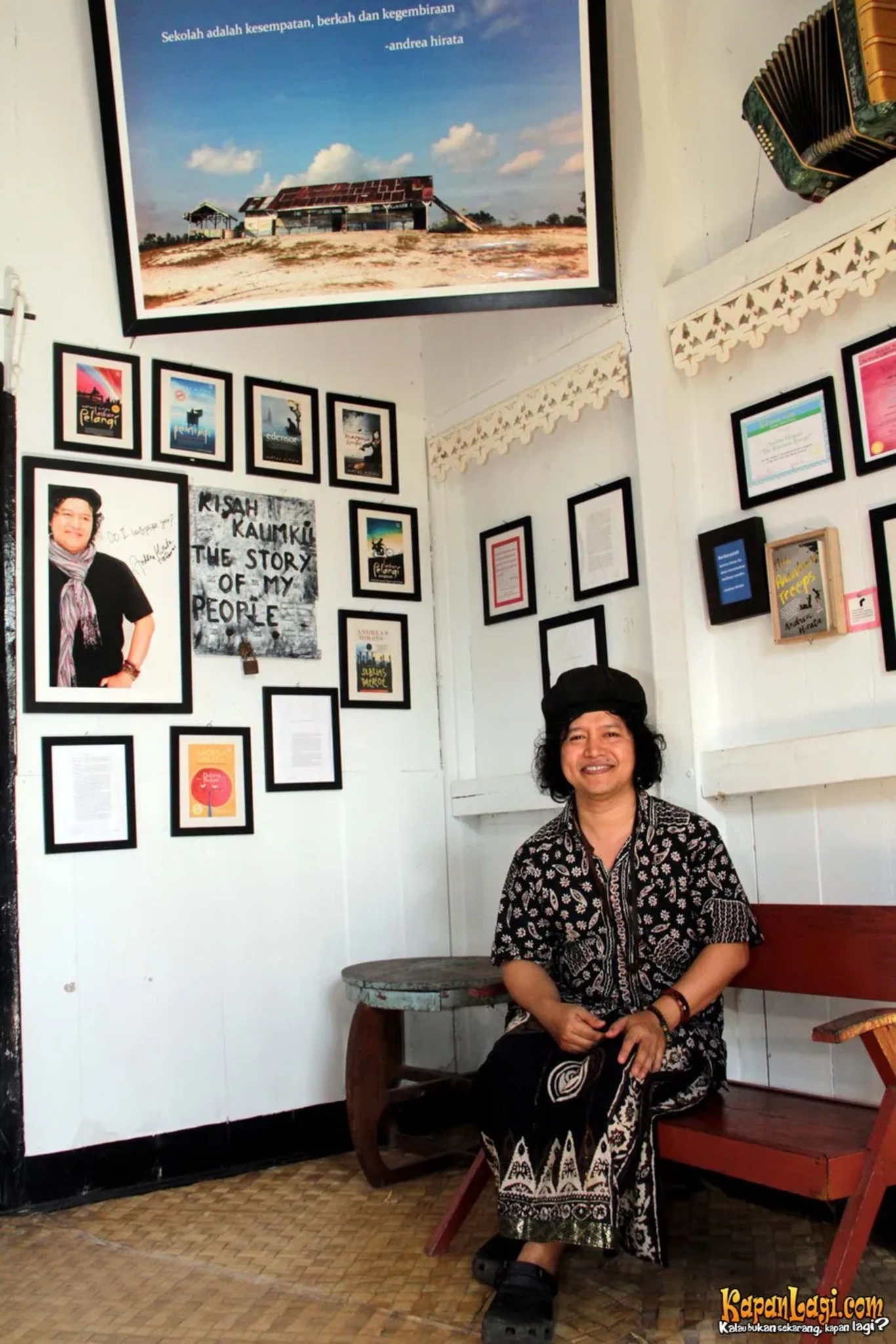 Jika Anda tidak melihat foto Andrea Hirata, kemungkinan karena foto dengan nomor tersebut tidak tersedia di Kapanlagi.com™