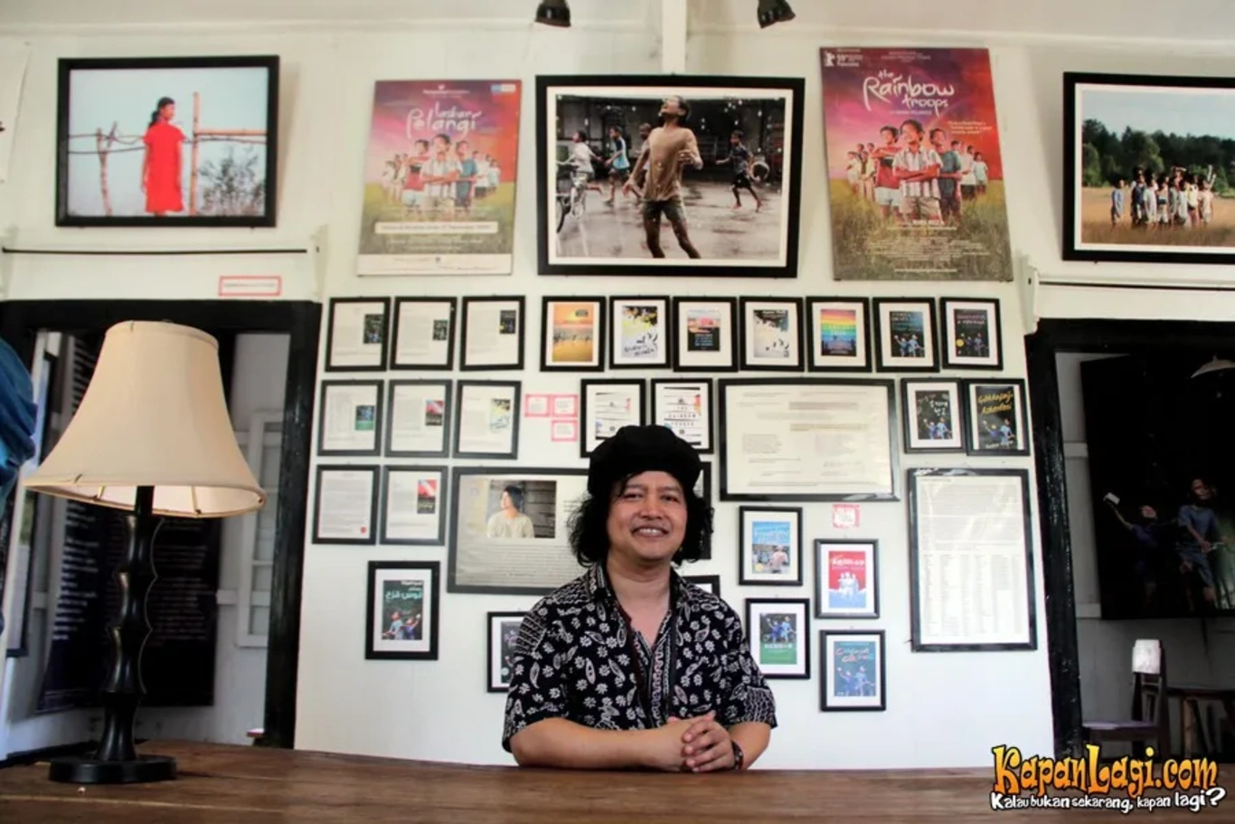 Jika Anda tidak melihat foto Andrea Hirata, kemungkinan karena foto dengan nomor tersebut tidak tersedia di Kapanlagi.com™