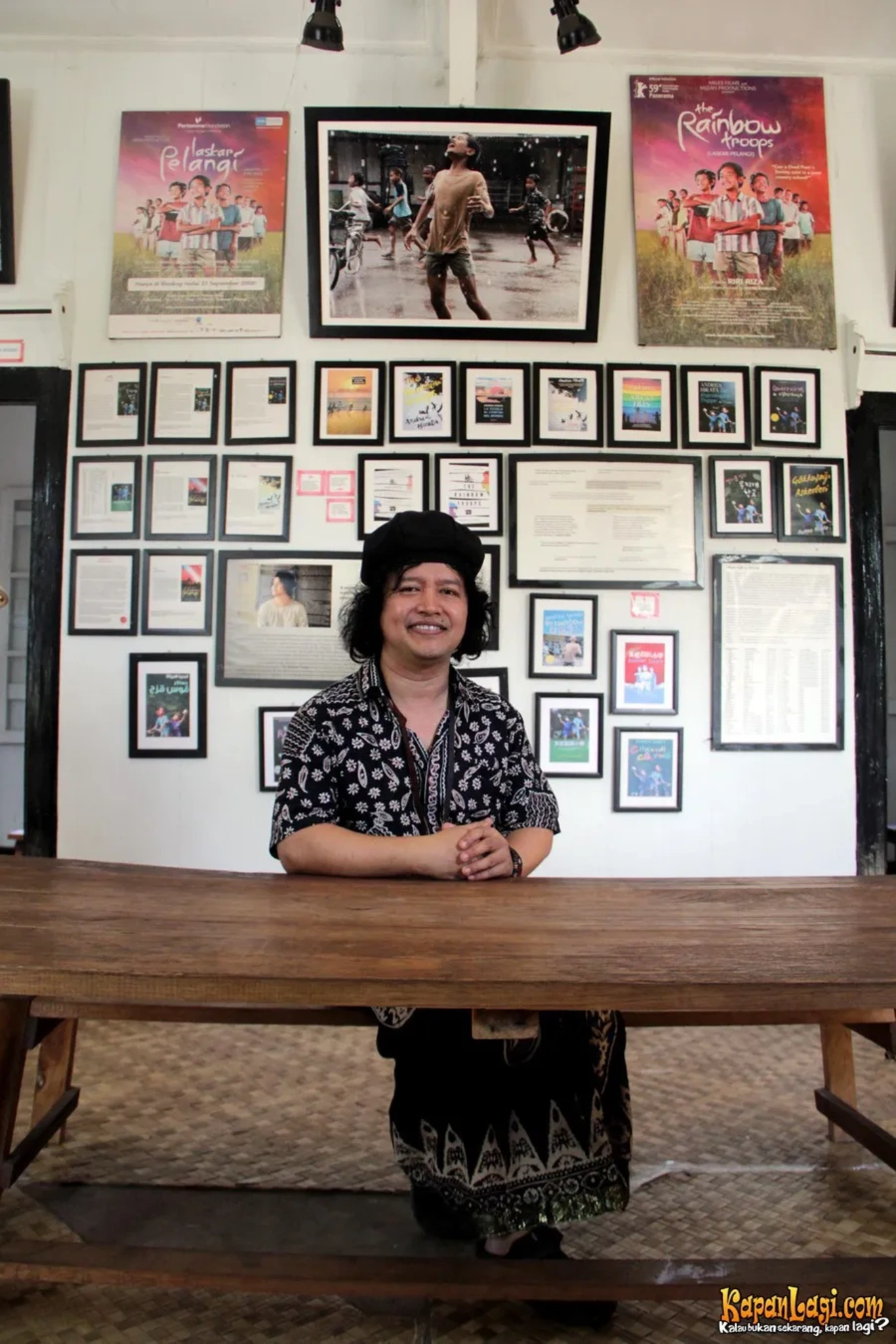 Jika Anda tidak melihat foto Andrea Hirata, kemungkinan karena foto dengan nomor tersebut tidak tersedia di Kapanlagi.com™