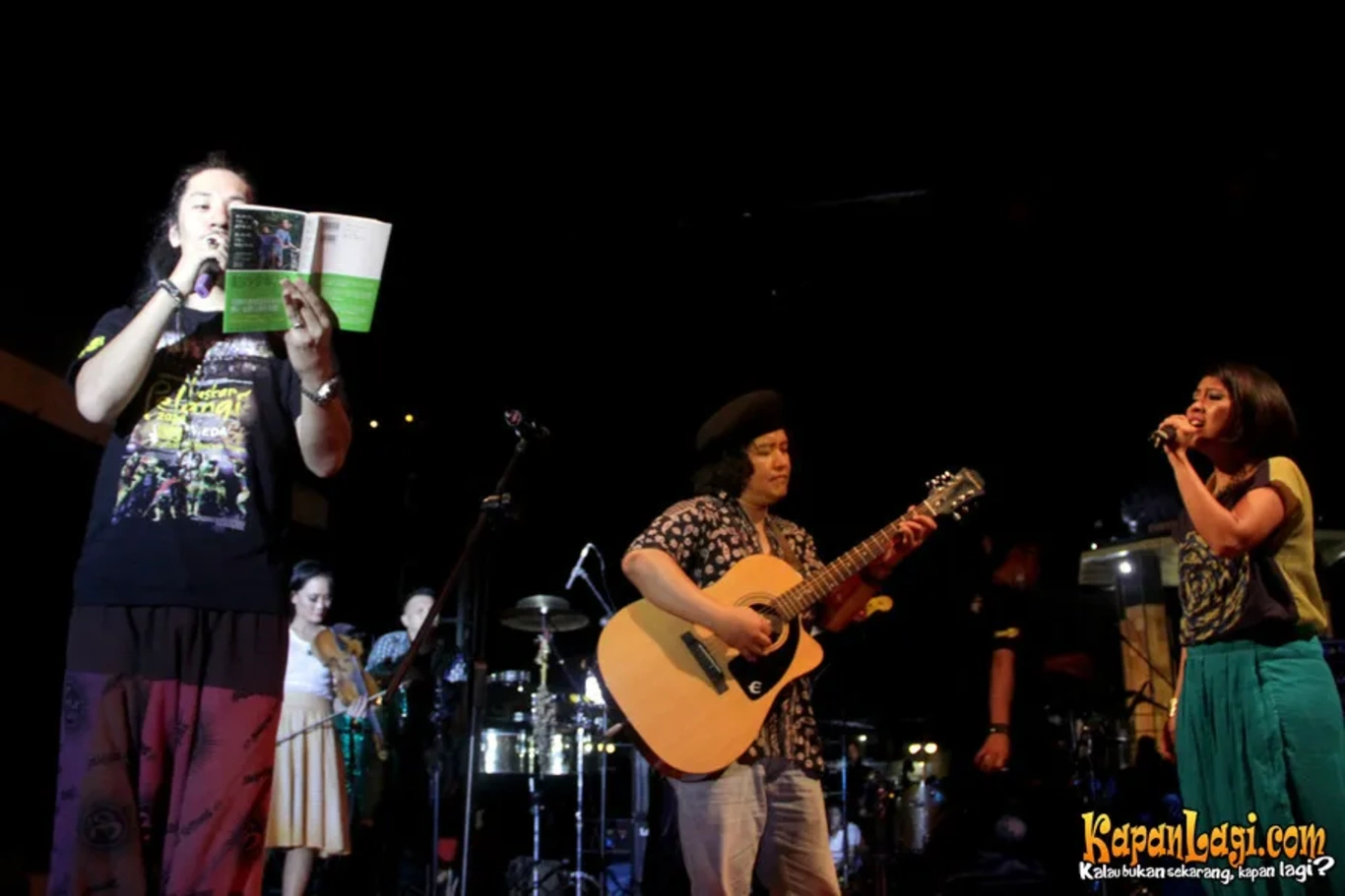 Jika Anda tidak melihat foto Andrea Hirata, kemungkinan karena foto dengan nomor tersebut tidak tersedia di Kapanlagi.com™