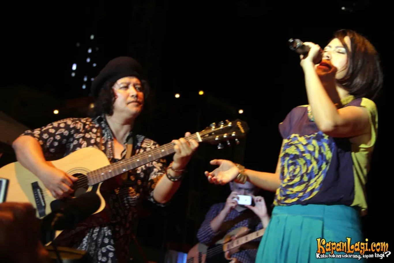 Jika Anda tidak melihat foto Andrea Hirata, kemungkinan karena foto dengan nomor tersebut tidak tersedia di Kapanlagi.com™