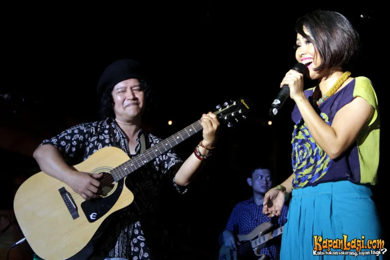 Jika Anda tidak melihat foto Andrea Hirata, kemungkinan karena foto dengan nomor tersebut tidak tersedia di Kapanlagi.com™