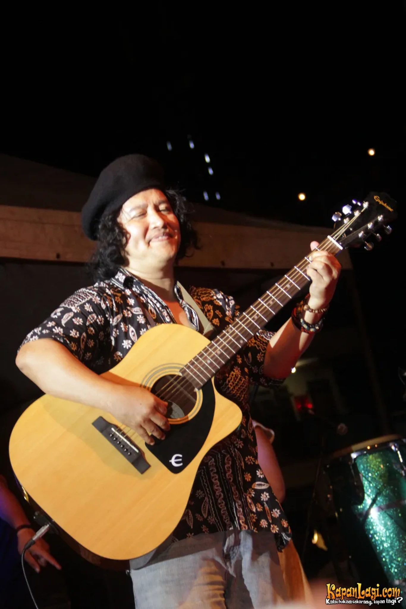 Jika Anda tidak melihat foto Andrea Hirata, kemungkinan karena foto dengan nomor tersebut tidak tersedia di Kapanlagi.com™