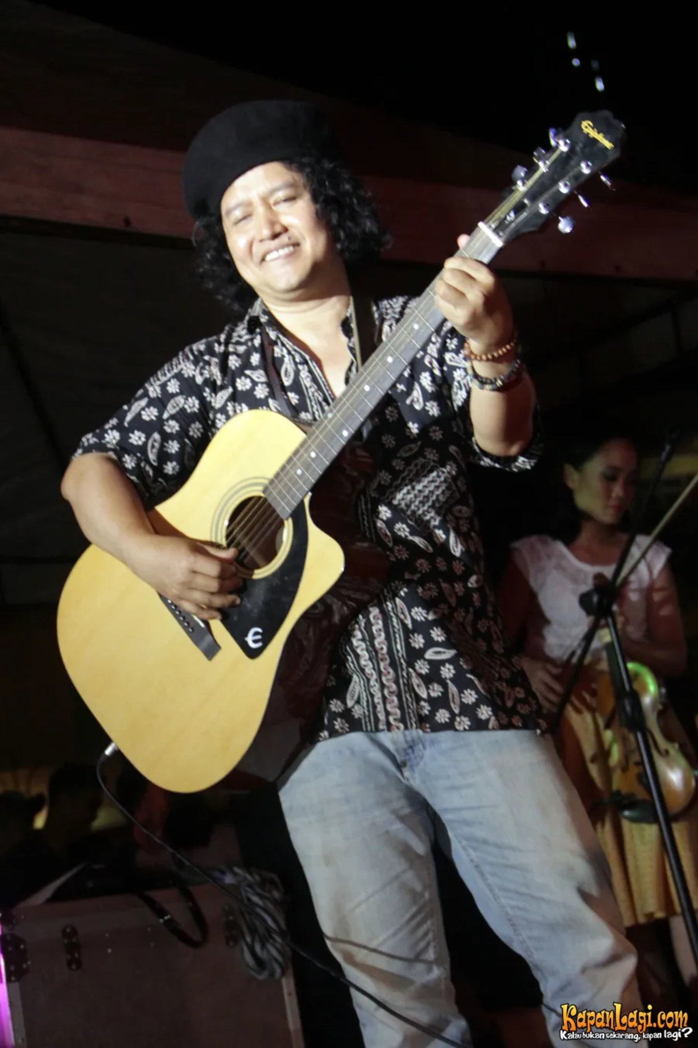 Jika Anda tidak melihat foto Andrea Hirata, kemungkinan karena foto dengan nomor tersebut tidak tersedia di Kapanlagi.com™