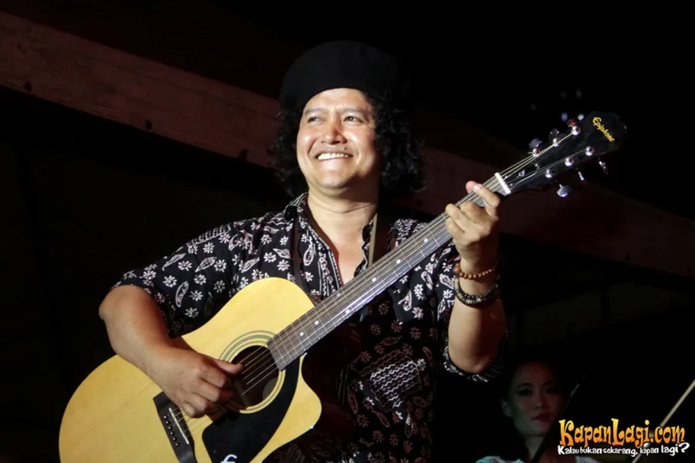 Jika Anda tidak melihat foto Andrea Hirata, kemungkinan karena foto dengan nomor tersebut tidak tersedia di Kapanlagi.com™