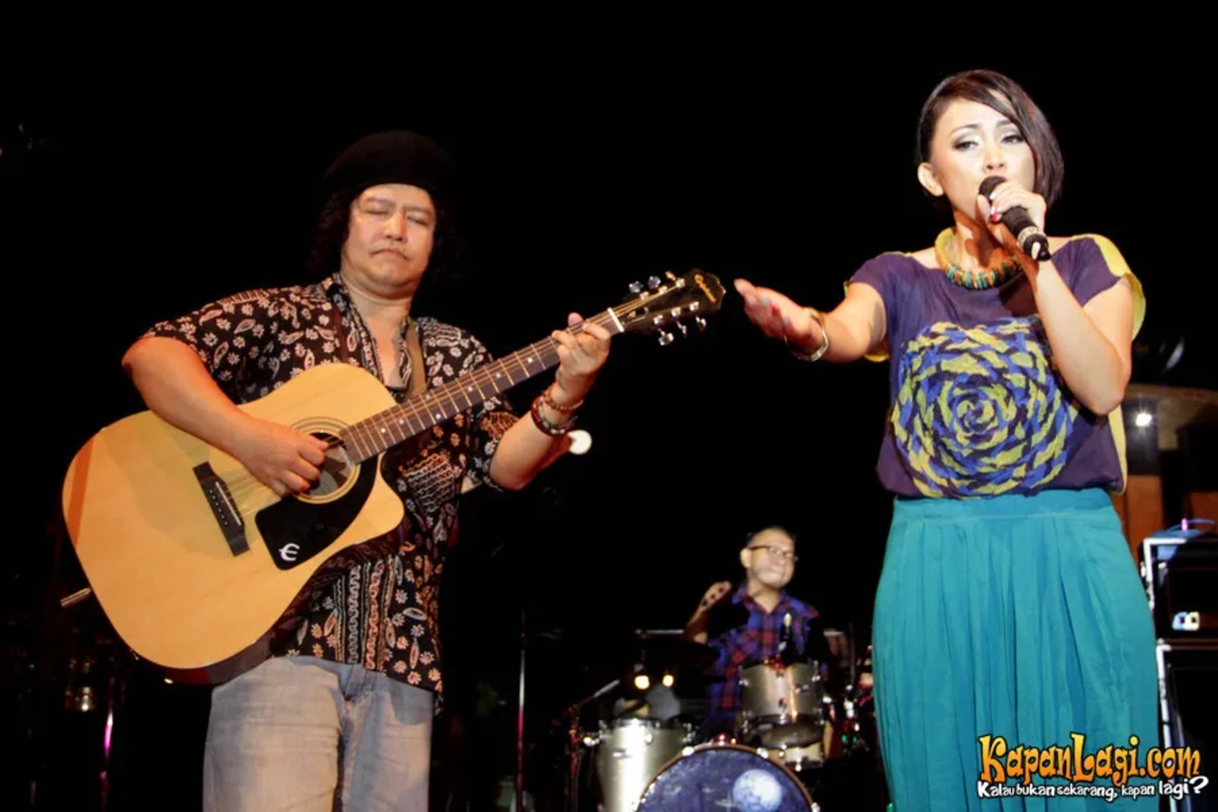 Jika Anda tidak melihat foto Andrea Hirata, kemungkinan karena foto dengan nomor tersebut tidak tersedia di Kapanlagi.com™