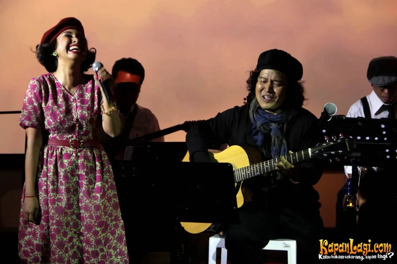 Jika Anda tidak melihat foto Andrea Hirata, kemungkinan karena foto dengan nomor tersebut tidak tersedia di Kapanlagi.com™