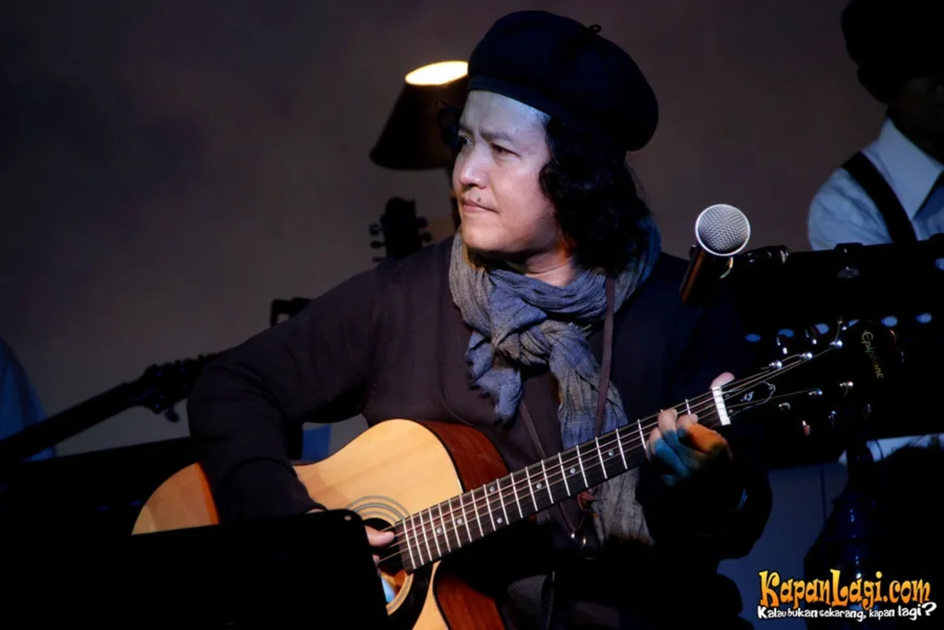 Jika Anda tidak melihat foto Andrea Hirata, kemungkinan karena foto dengan nomor tersebut tidak tersedia di Kapanlagi.com™