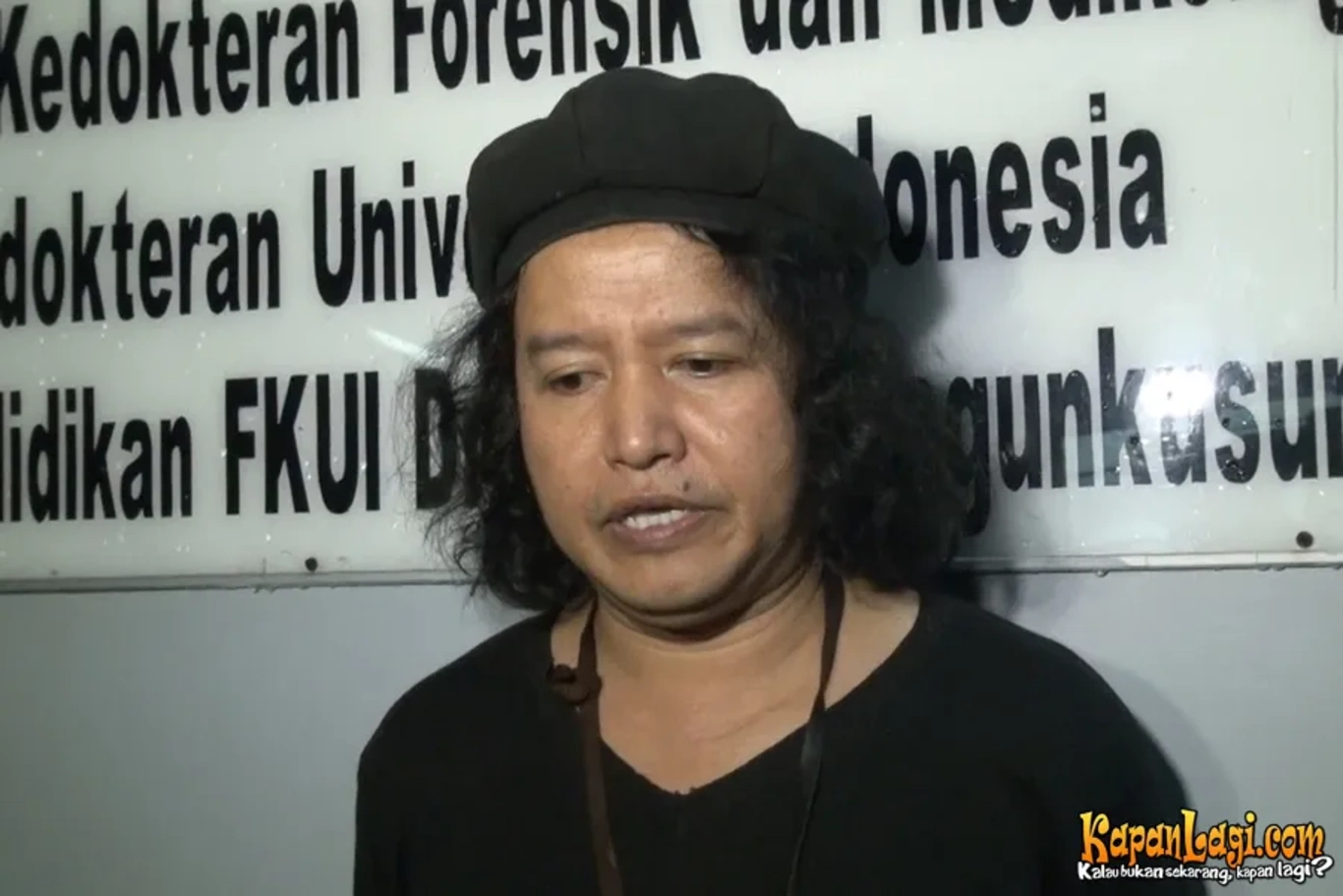 Jika Anda tidak melihat foto Andrea Hirata, kemungkinan karena foto dengan nomor tersebut tidak tersedia di Kapanlagi.com™