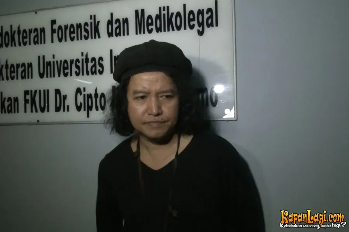 Jika Anda tidak melihat foto Andrea Hirata, kemungkinan karena foto dengan nomor tersebut tidak tersedia di Kapanlagi.com™