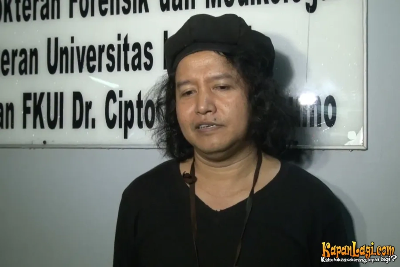 Jika Anda tidak melihat foto Andrea Hirata, kemungkinan karena foto dengan nomor tersebut tidak tersedia di Kapanlagi.com™