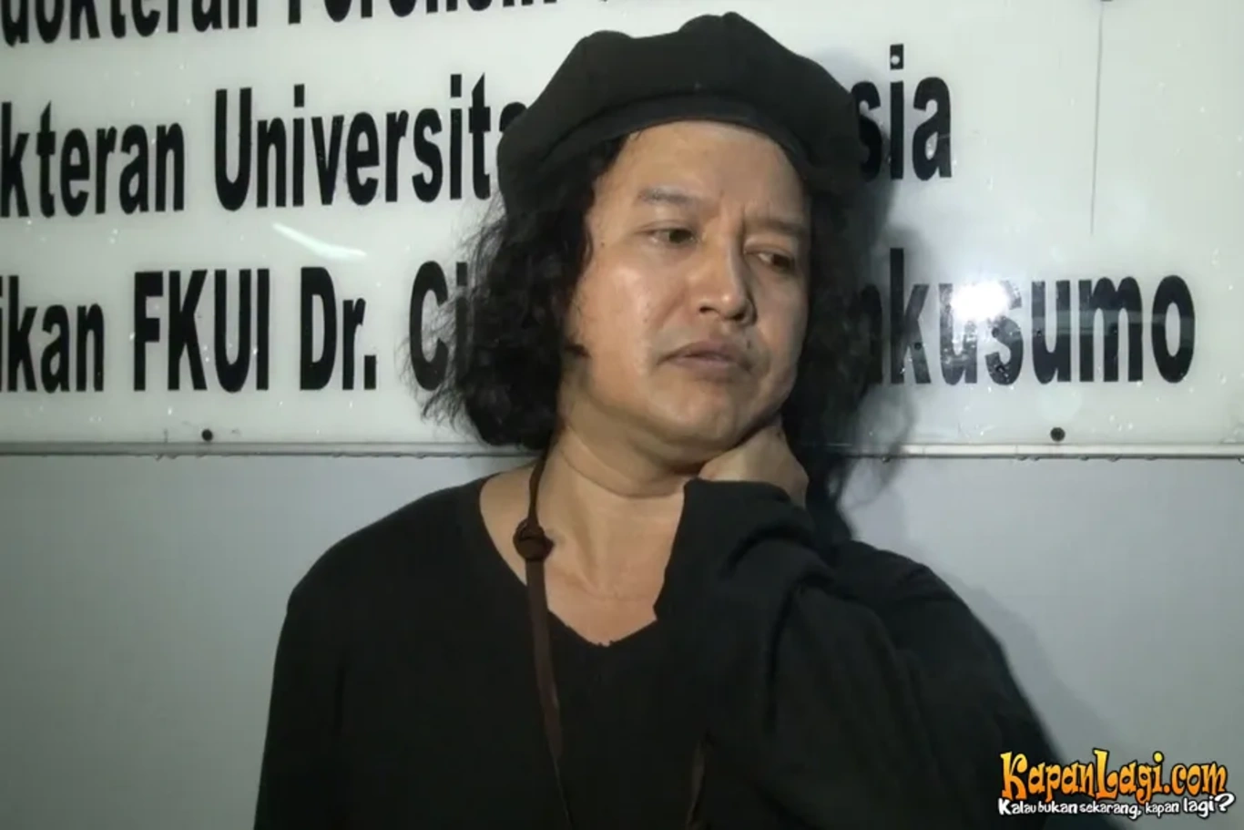 Jika Anda tidak melihat foto Andrea Hirata, kemungkinan karena foto dengan nomor tersebut tidak tersedia di Kapanlagi.com™