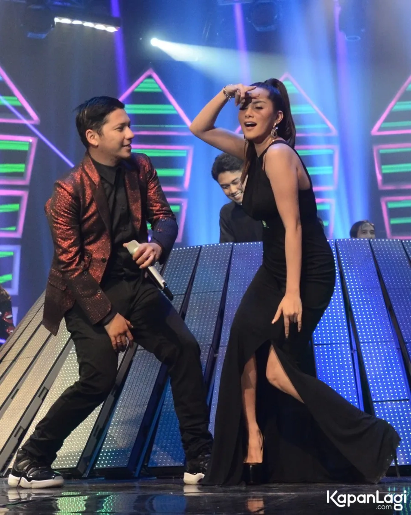 Jika Anda tidak melihat foto Angger Dimas, kemungkinan karena foto dengan nomor tersebut tidak tersedia di Kapanlagi.com™
