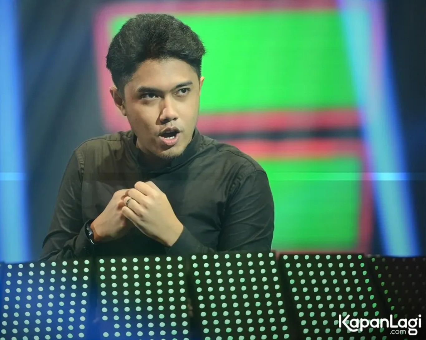 Jika Anda tidak melihat foto Angger Dimas, kemungkinan karena foto dengan nomor tersebut tidak tersedia di Kapanlagi.com™
