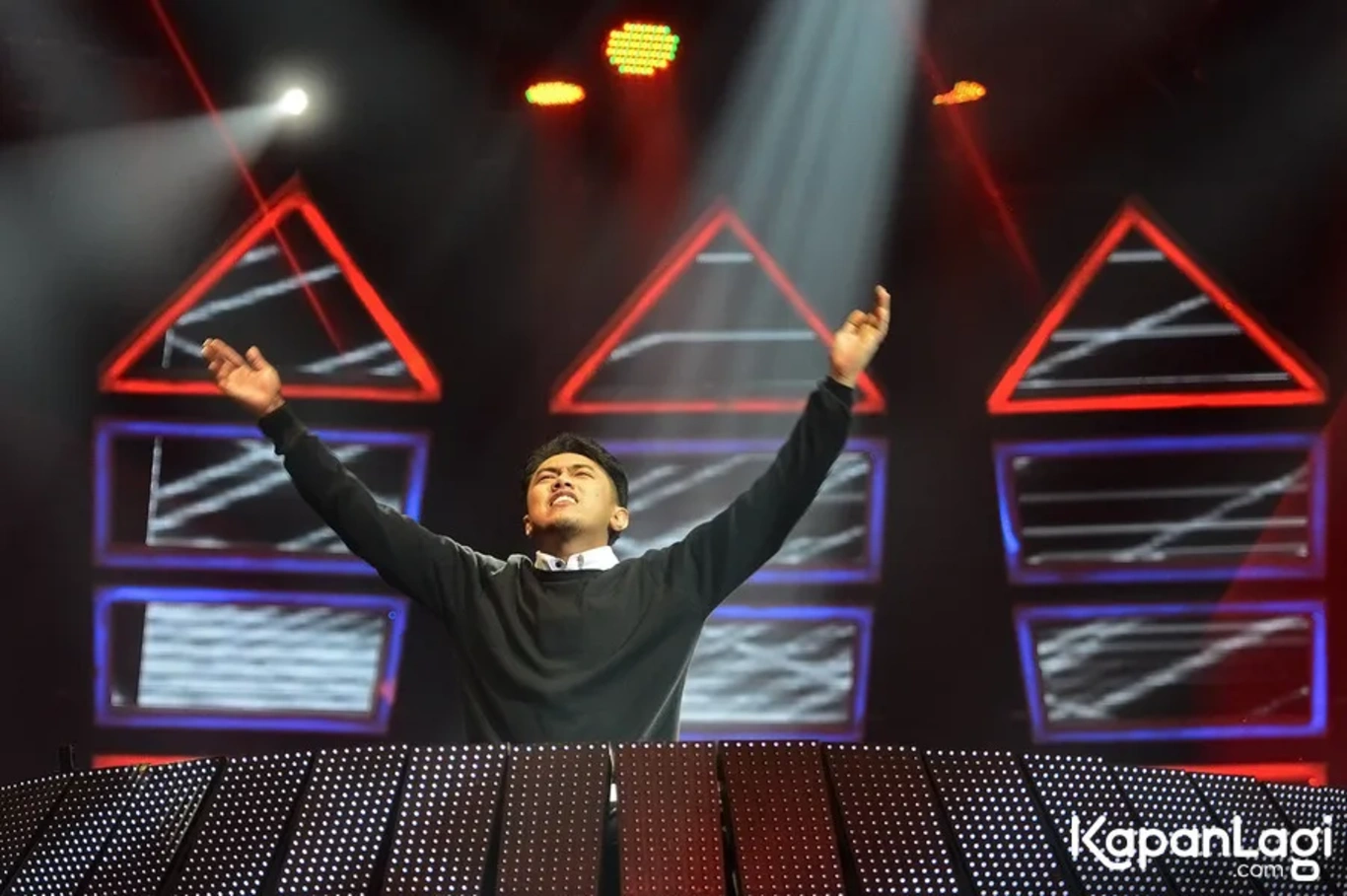 Jika Anda tidak melihat foto Angger Dimas, kemungkinan karena foto dengan nomor tersebut tidak tersedia di Kapanlagi.com™