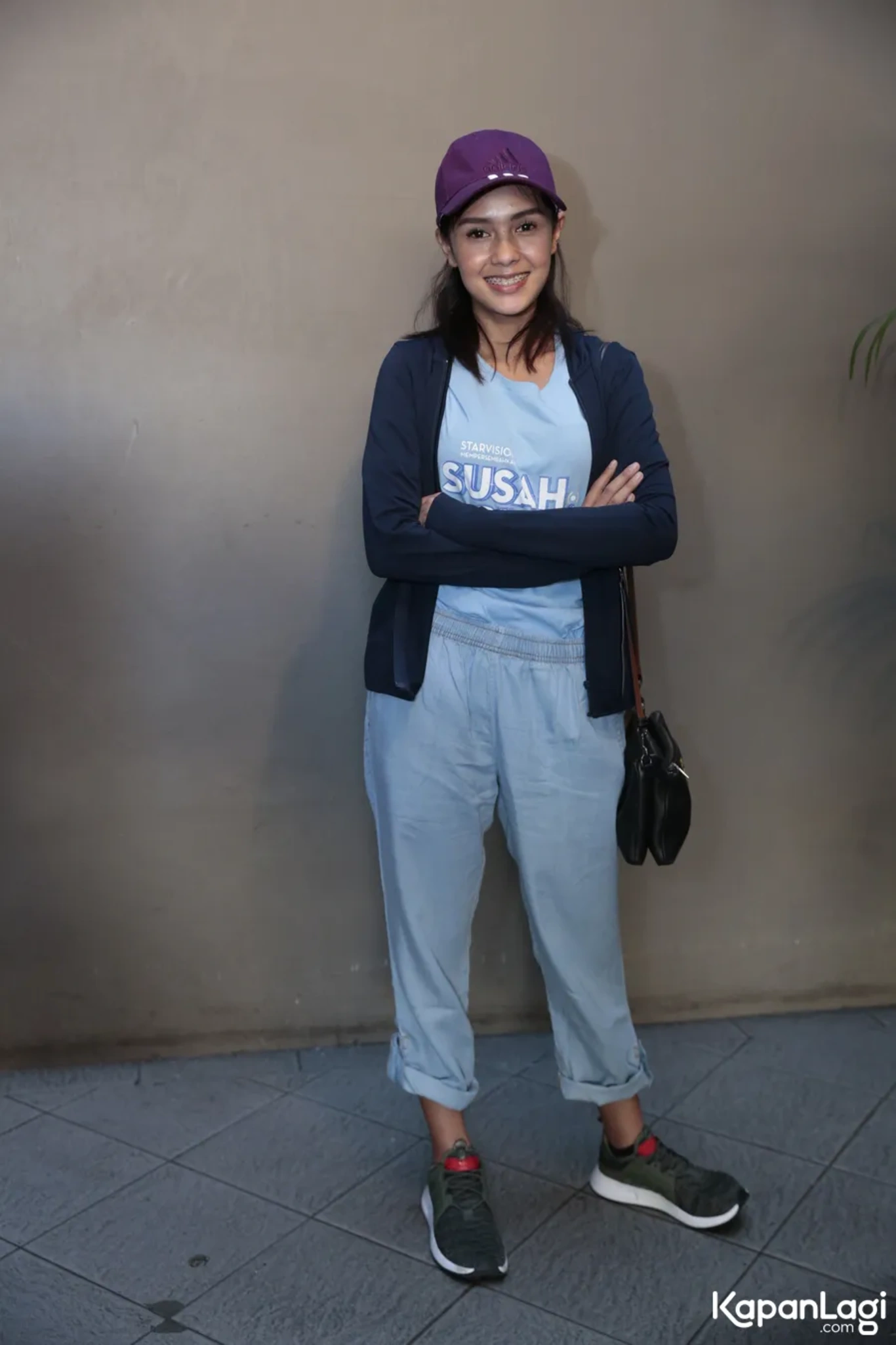 Jika Anda tidak melihat foto Angie Ang, kemungkinan karena foto dengan nomor tersebut tidak tersedia di Kapanlagi.com™