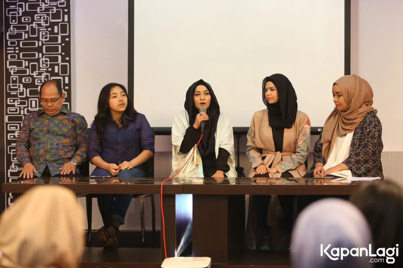 Jika Anda tidak melihat foto Anniesa Hasibuan, kemungkinan karena foto dengan nomor tersebut tidak tersedia di Kapanlagi.com™