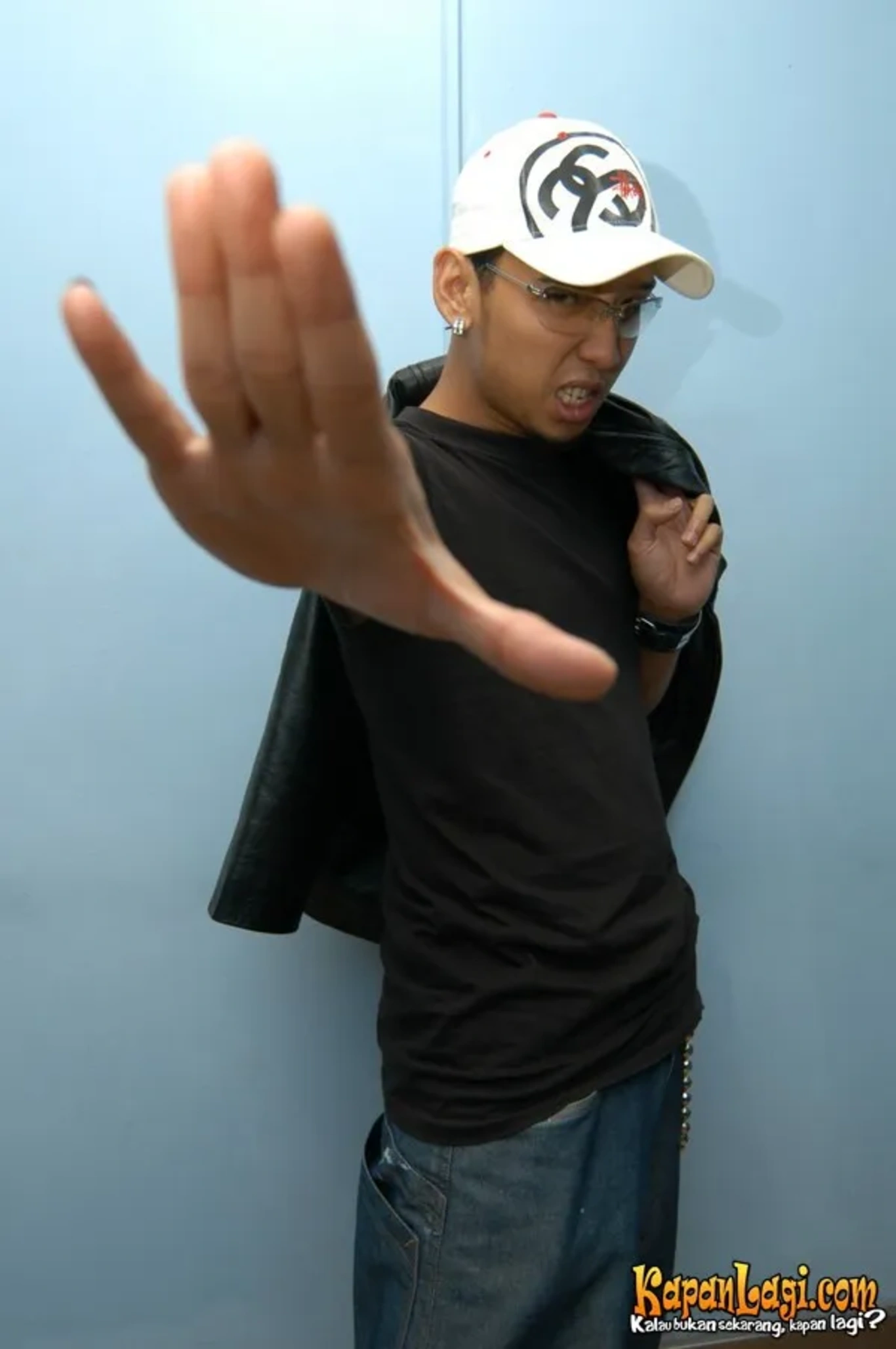 Jika Anda tidak melihat foto Anton Tofu, kemungkinan karena foto dengan nomor tersebut tidak tersedia di Kapanlagi.com™