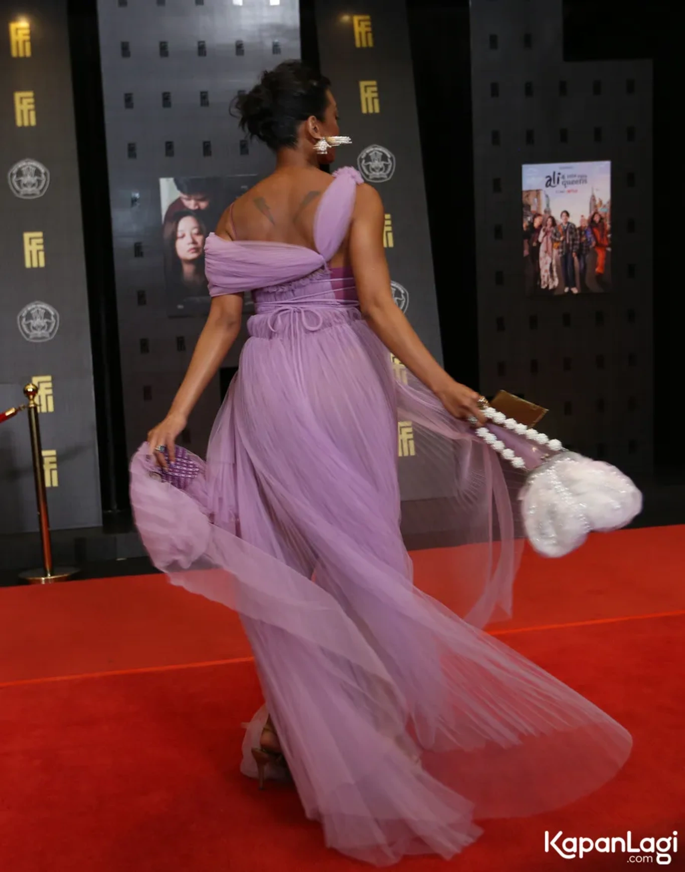 Jika Anda tidak melihat foto Arawinda Kirana, kemungkinan karena foto dengan nomor tersebut tidak tersedia di Kapanlagi.com™