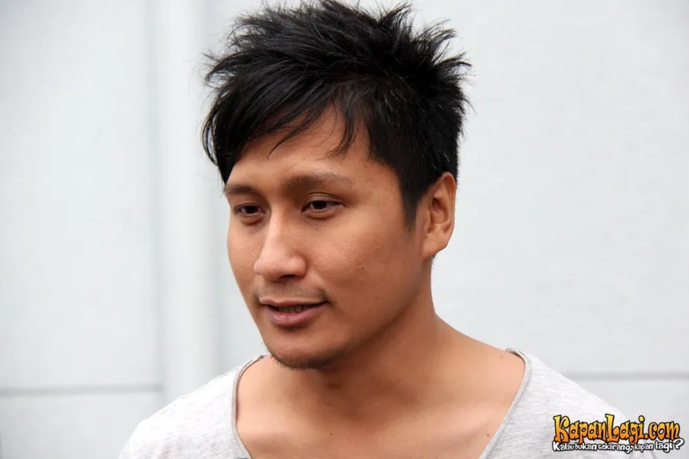 Jika Anda tidak melihat foto Arie Untung, kemungkinan karena foto dengan nomor tersebut tidak tersedia di Kapanlagi.com™